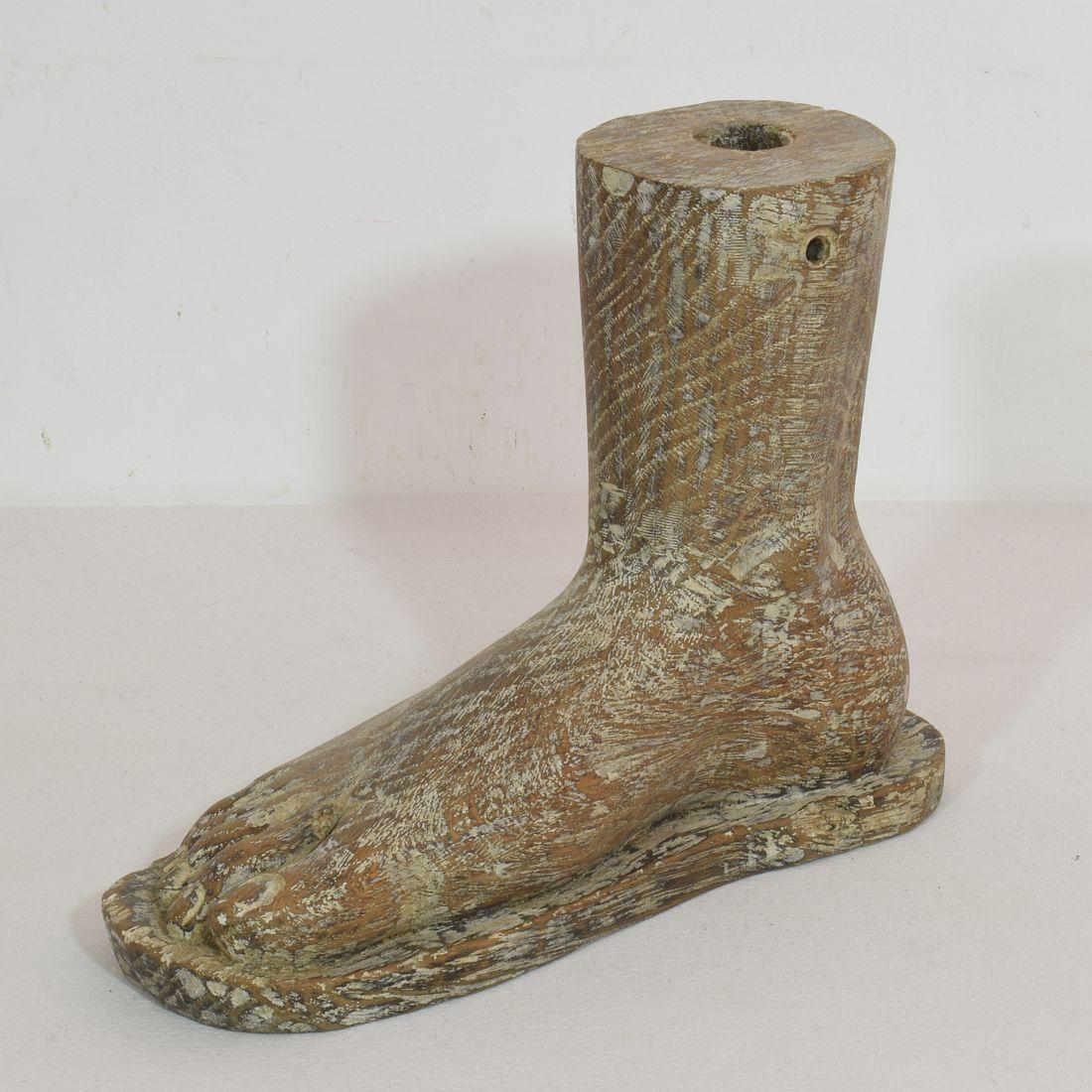 17th / 18th Century Italian Wooden Foot of a Santos In Good Condition For Sale In Buisson, FR