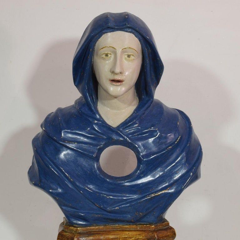 17th-18th Century Italian Wooden Reliquary Bust of a Madonna For Sale 1
