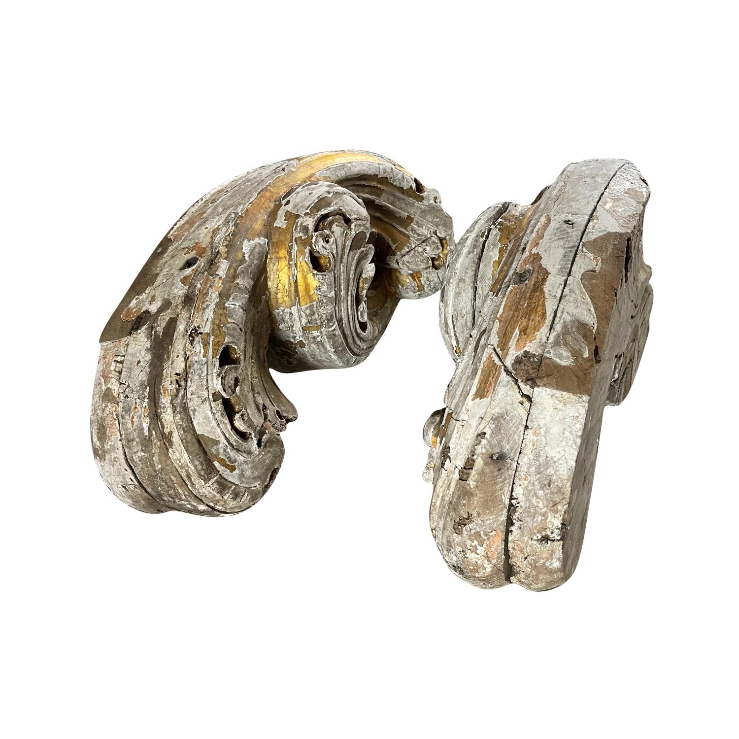 Un'antica coppia di rilievi architettonici barocchi portoghesi intagliati a mano, arricchiti da ricche volute dettagliate, in buone condizioni. Patina originale dipinta con parziale doratura. Leggero scolorimento dovuto all'età. Usura coerente con