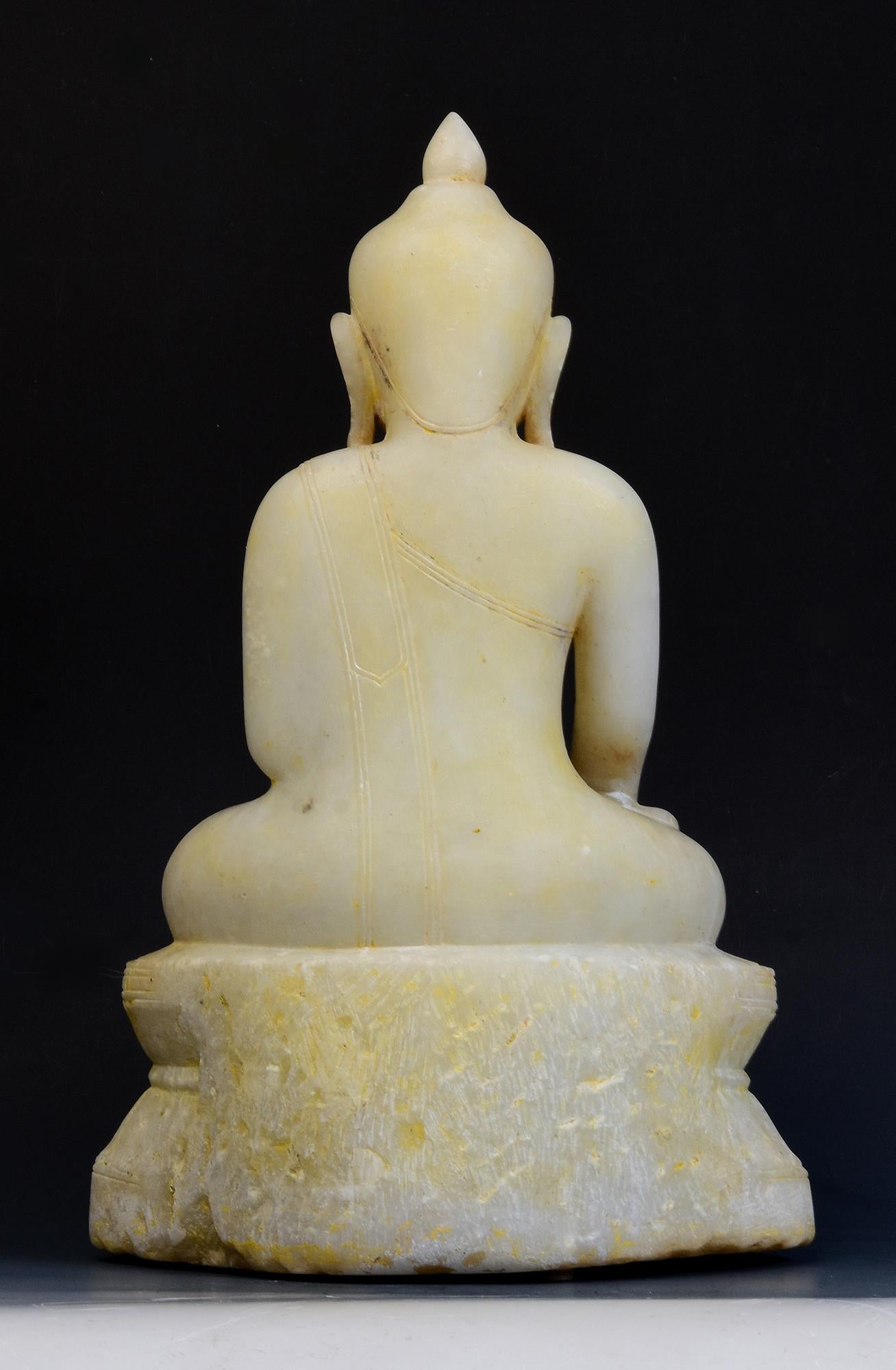 17. - 18. Jahrhundert, Shan, antike burmesische sitzende Buddha-Statue aus Alabastermarmor im Angebot 4