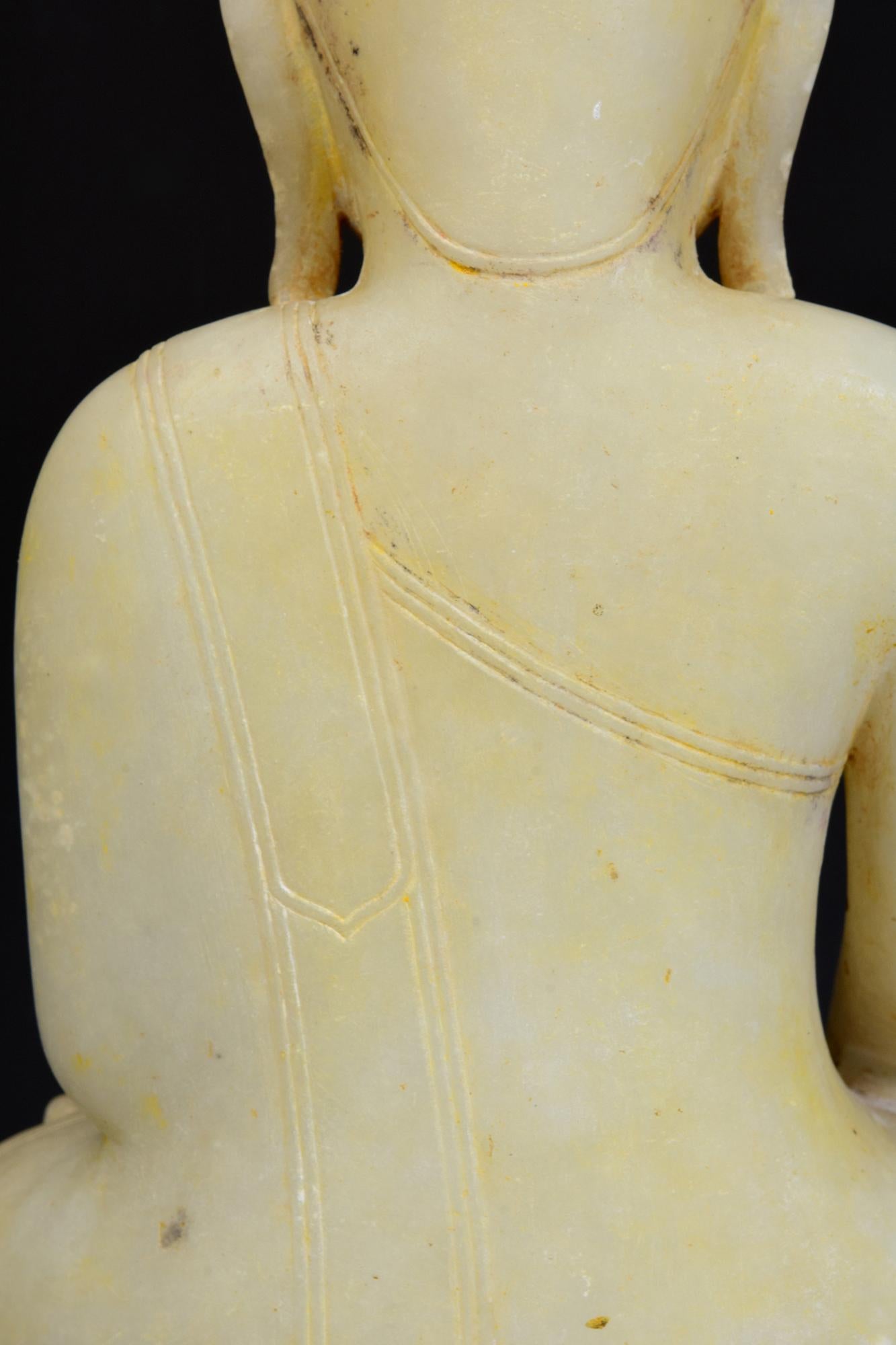 17. - 18. Jahrhundert, Shan, antike burmesische sitzende Buddha-Statue aus Alabastermarmor im Angebot 5