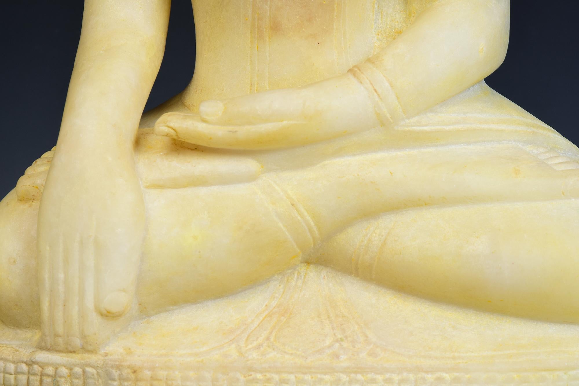 Statue de Bouddha assis en marbre d'albâtre birman ancien Shan du 17e au 18e siècle Bon état à Sampantawong, TH