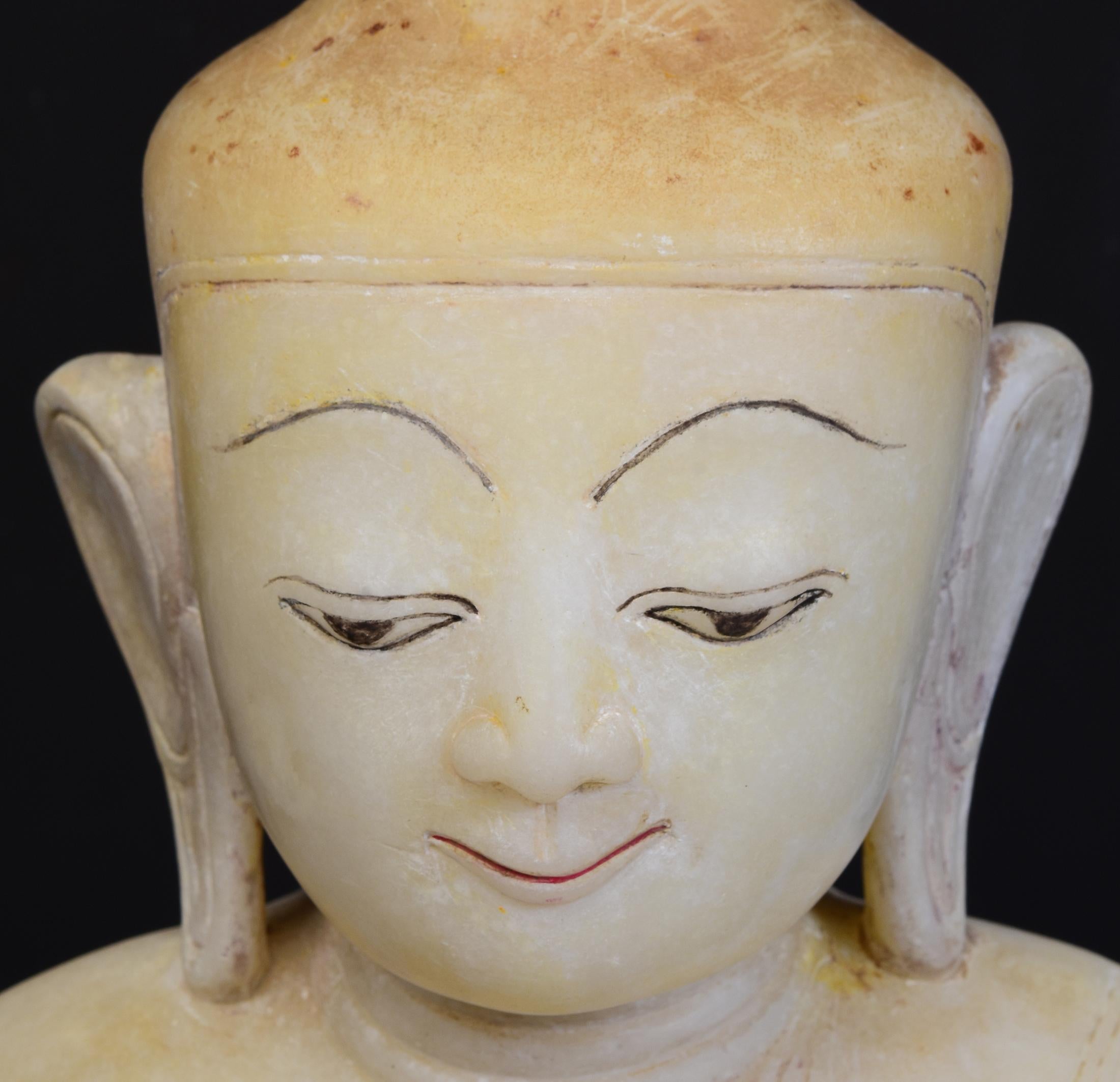 17th - 18th Century, Shan, Antique Burmese Alabaster Marble Seated Buddha Statue In Good Condition In Sampantawong, TH