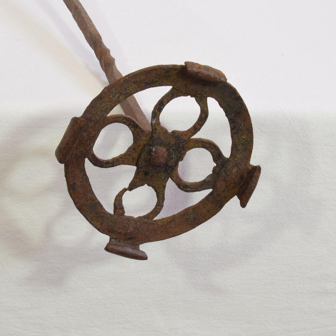 Chandelier espagnol en fer forgé à la main du 17e-18e siècle en vente 9