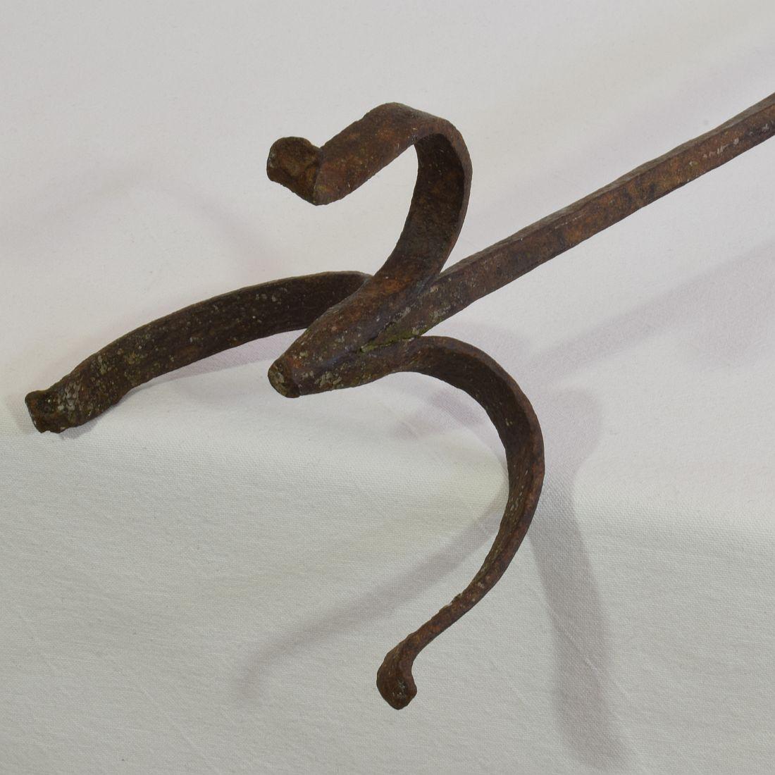 Chandelier espagnol en fer forgé à la main du 17e-18e siècle en vente 11