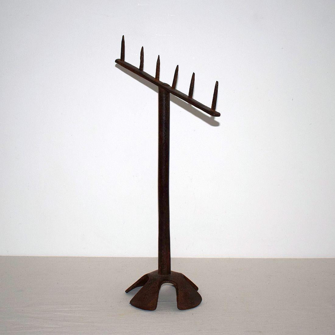 17th-18th Century Spanish Hand Forged Iron Candleholder In Good Condition In Buisson, FR