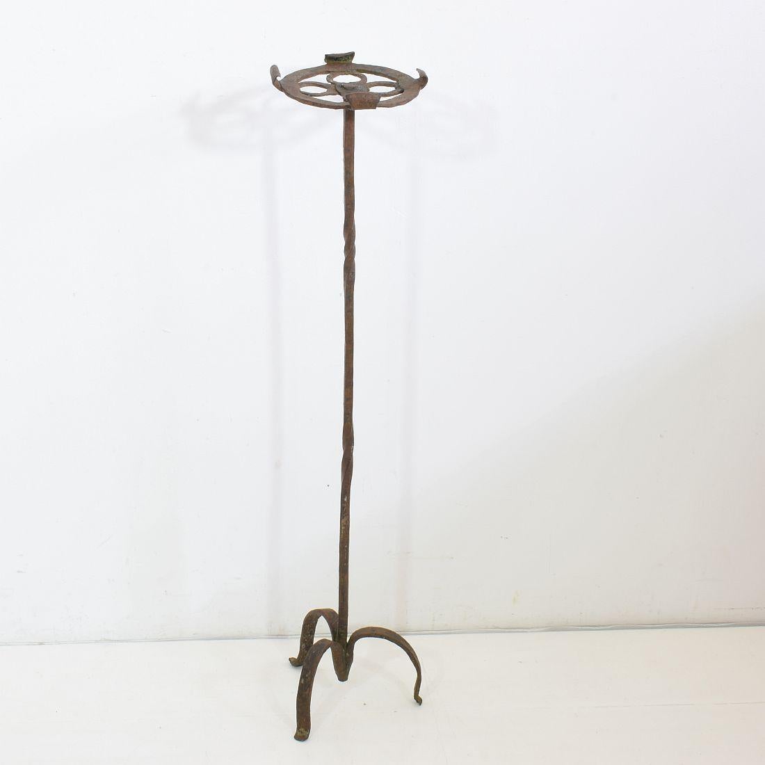 17th-18th Century Spanish Hand Forged Iron Candleholder In Good Condition For Sale In Buisson, FR