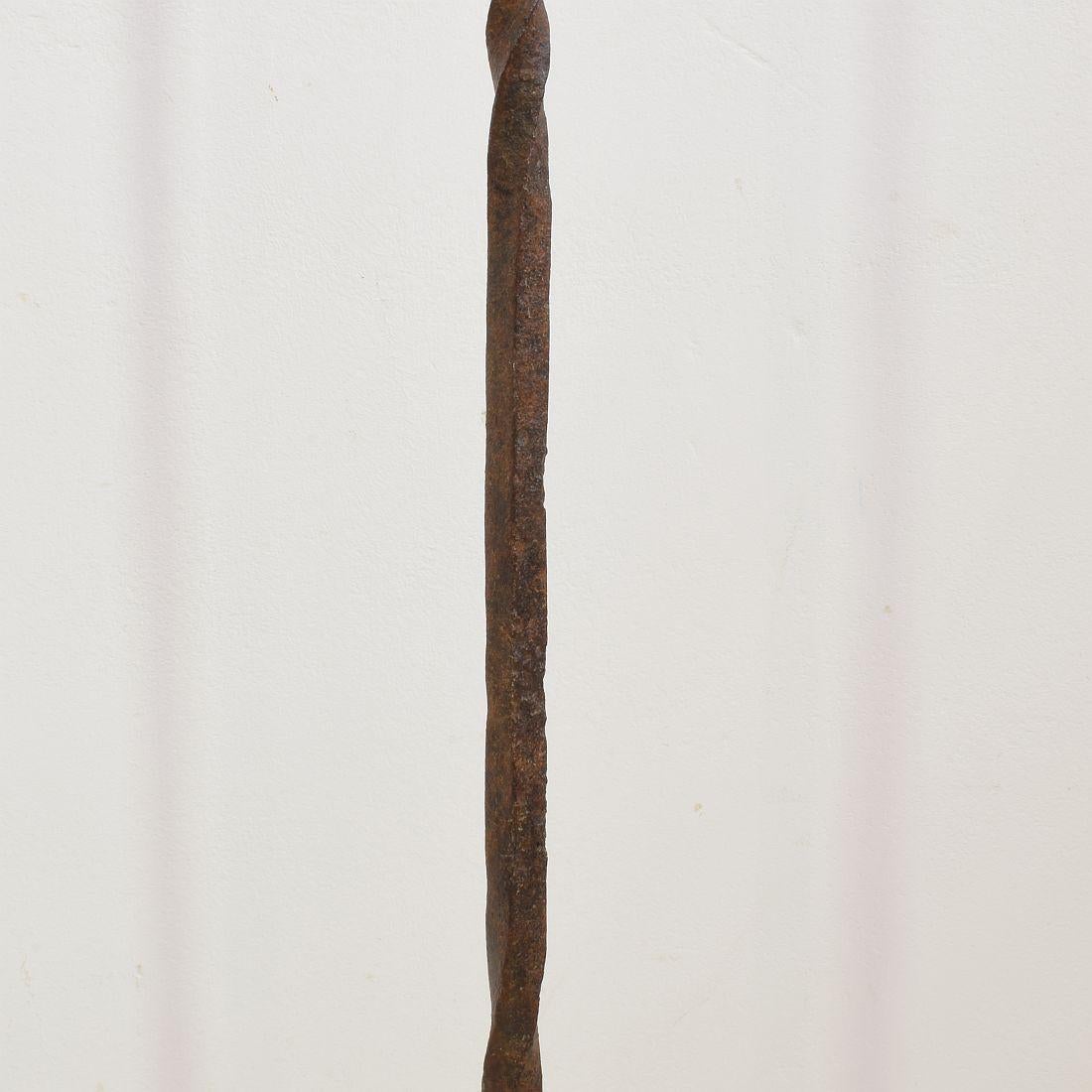 Chandelier espagnol en fer forgé à la main du 17e-18e siècle en vente 1