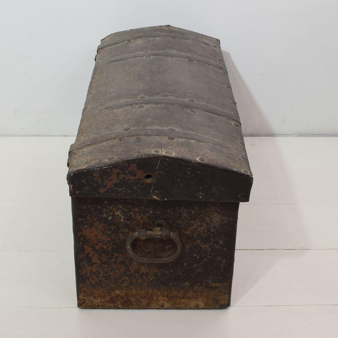 17th-18th Century Spanish Iron with Wood Strongbox In Good Condition In Buisson, FR