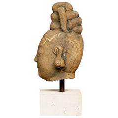 Testa di donna del XVII-XVIII secolo, scolpita in pietra arenaria