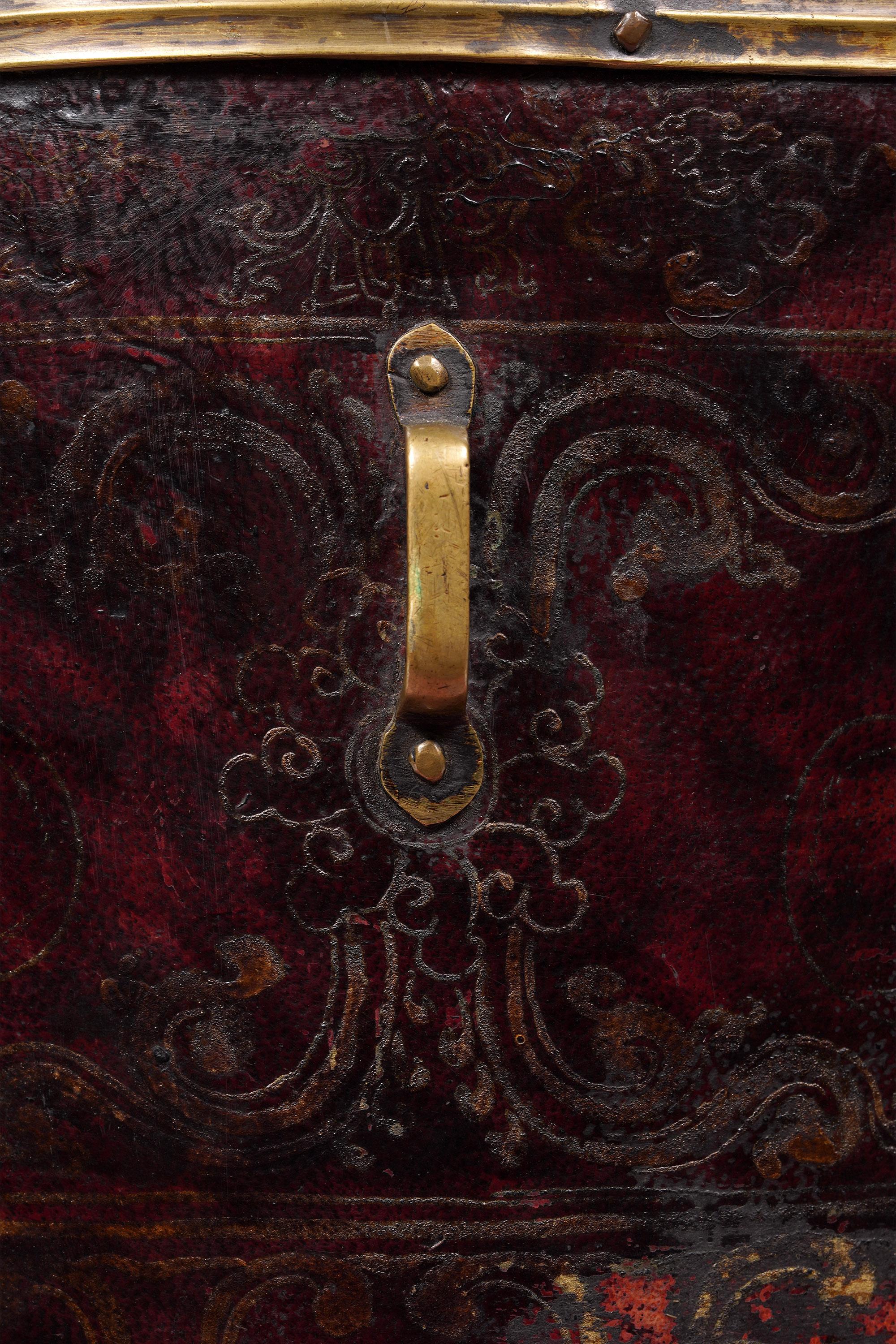 Tribal Boîte de rangement avec couvercle en bois, cuir gaufré et laiton, 17e/18e siècle, Tibet en vente