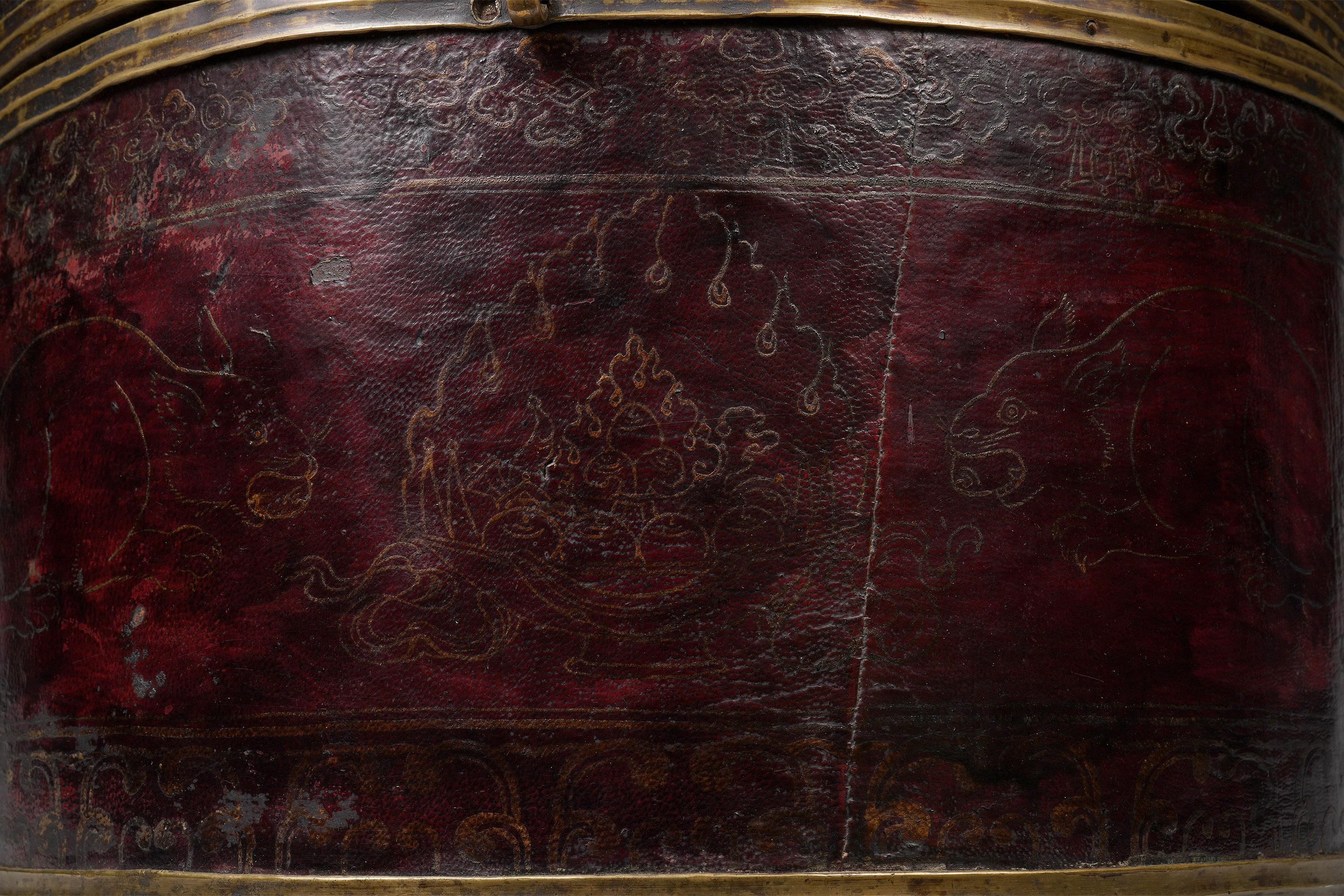 Tibétain Boîte de rangement avec couvercle en bois, cuir gaufré et laiton, 17e/18e siècle, Tibet en vente