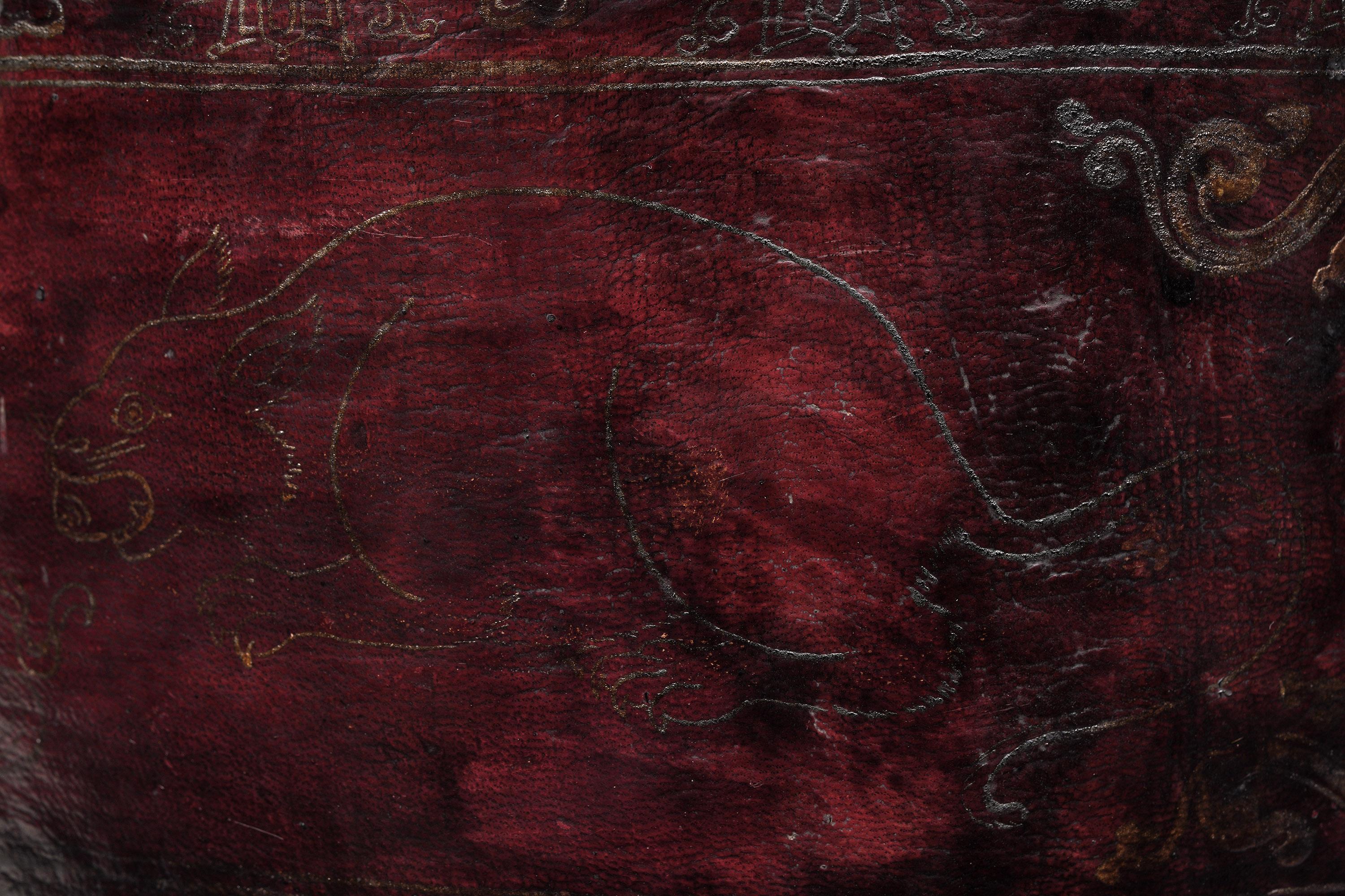 Boîte de rangement avec couvercle en bois, cuir gaufré et laiton, 17e/18e siècle, Tibet Bon état - En vente à Point Richmond, CA