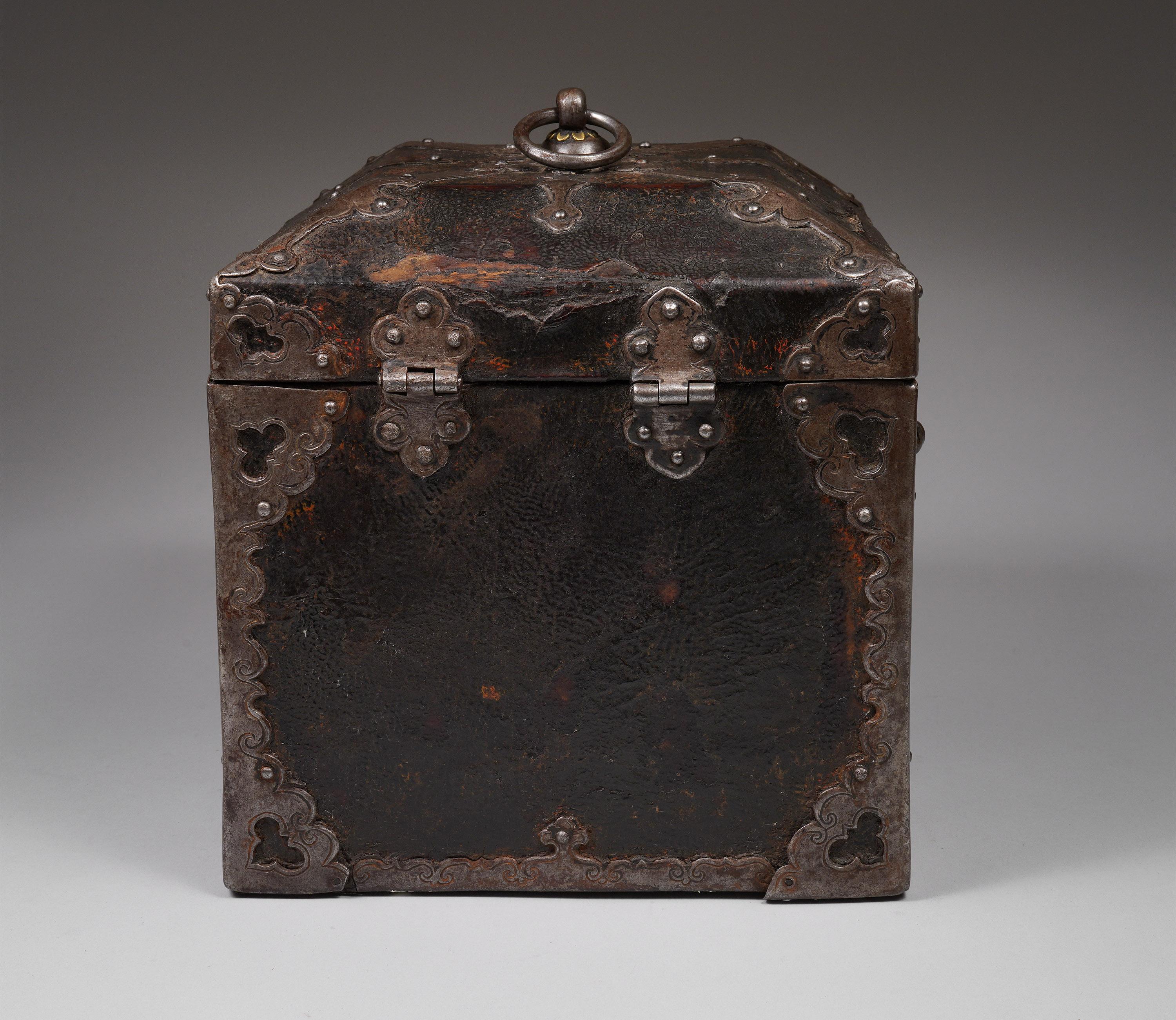 Kofferraum
Tibet
17/18. Jahrhundert
Holz, Leder, Metall
H: 8 in x B: 8,5 in x T 8,5 in :: 20,3 x 21,6 x 21,6 cm

Eine leicht gewölbte, aufklappbare Truhe mit Griffen und Verschlüssen aus Messing und geschnitzten Metallecken. Die Truhe weist eine