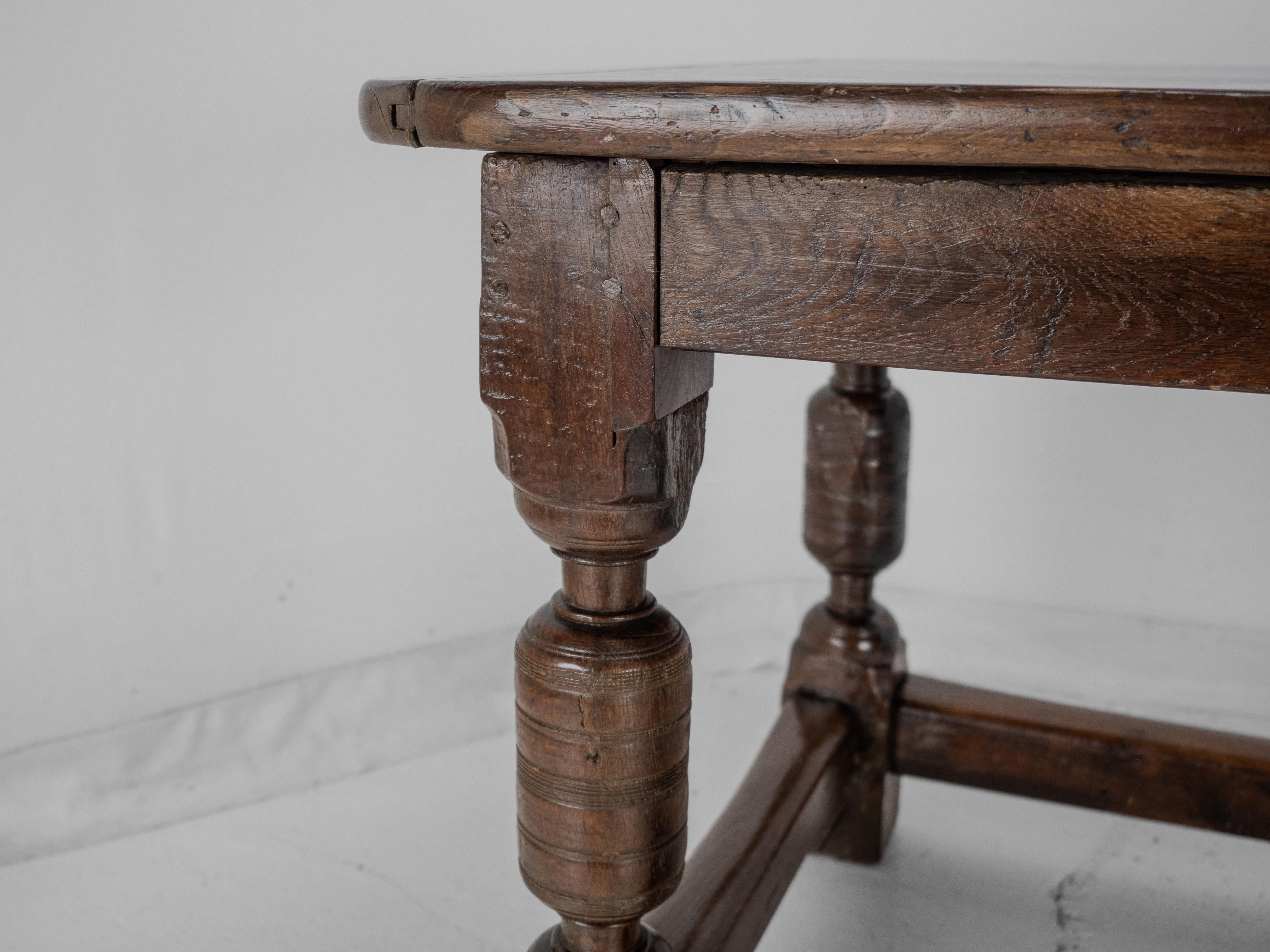 17th and 18th Century Oak Refectory Dining Table (Carolean, Jacobean, Georgian) in vendita 9