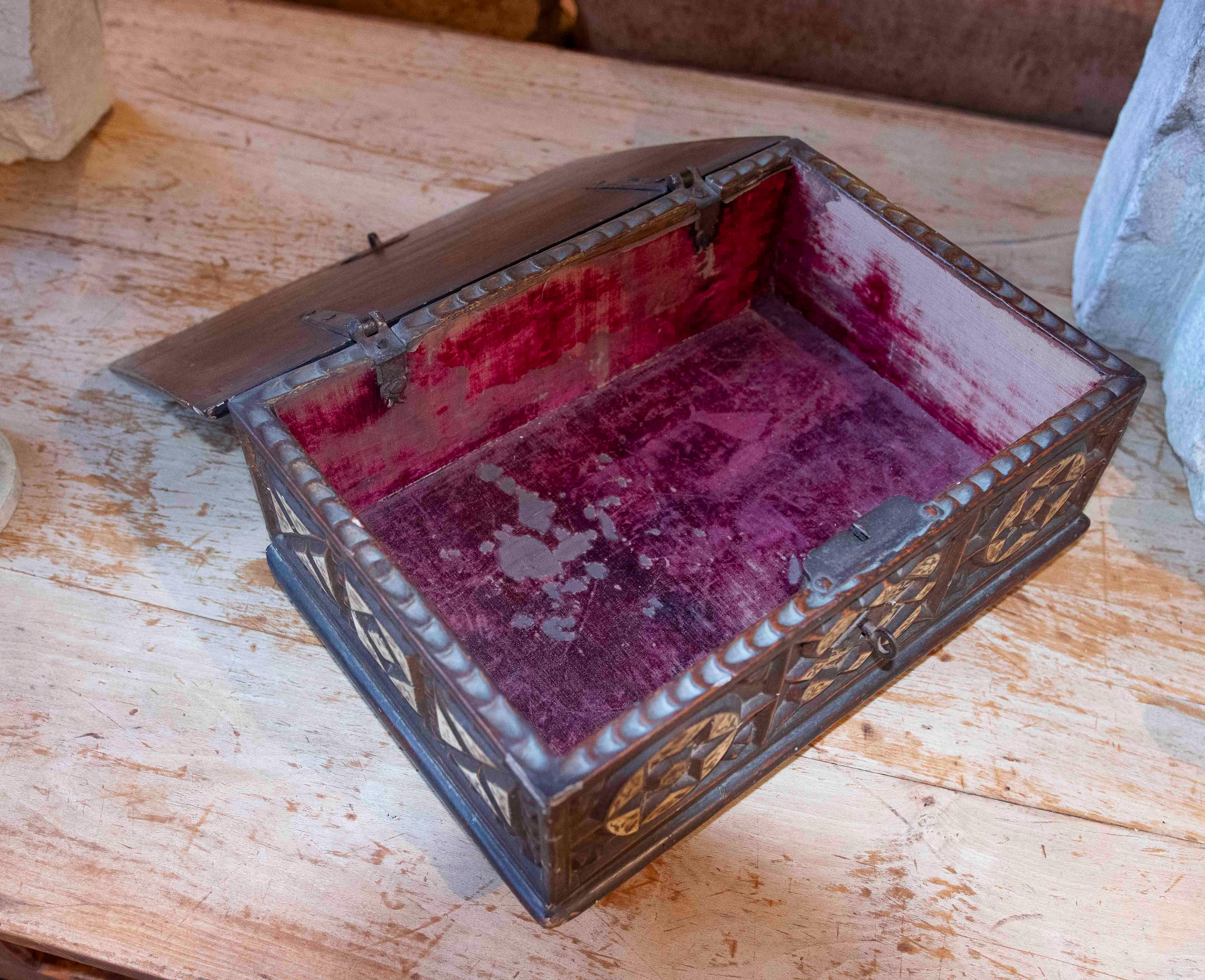 17th Antique Aragonese Carved Wooden Box with Geometric Inlays For Sale 5
