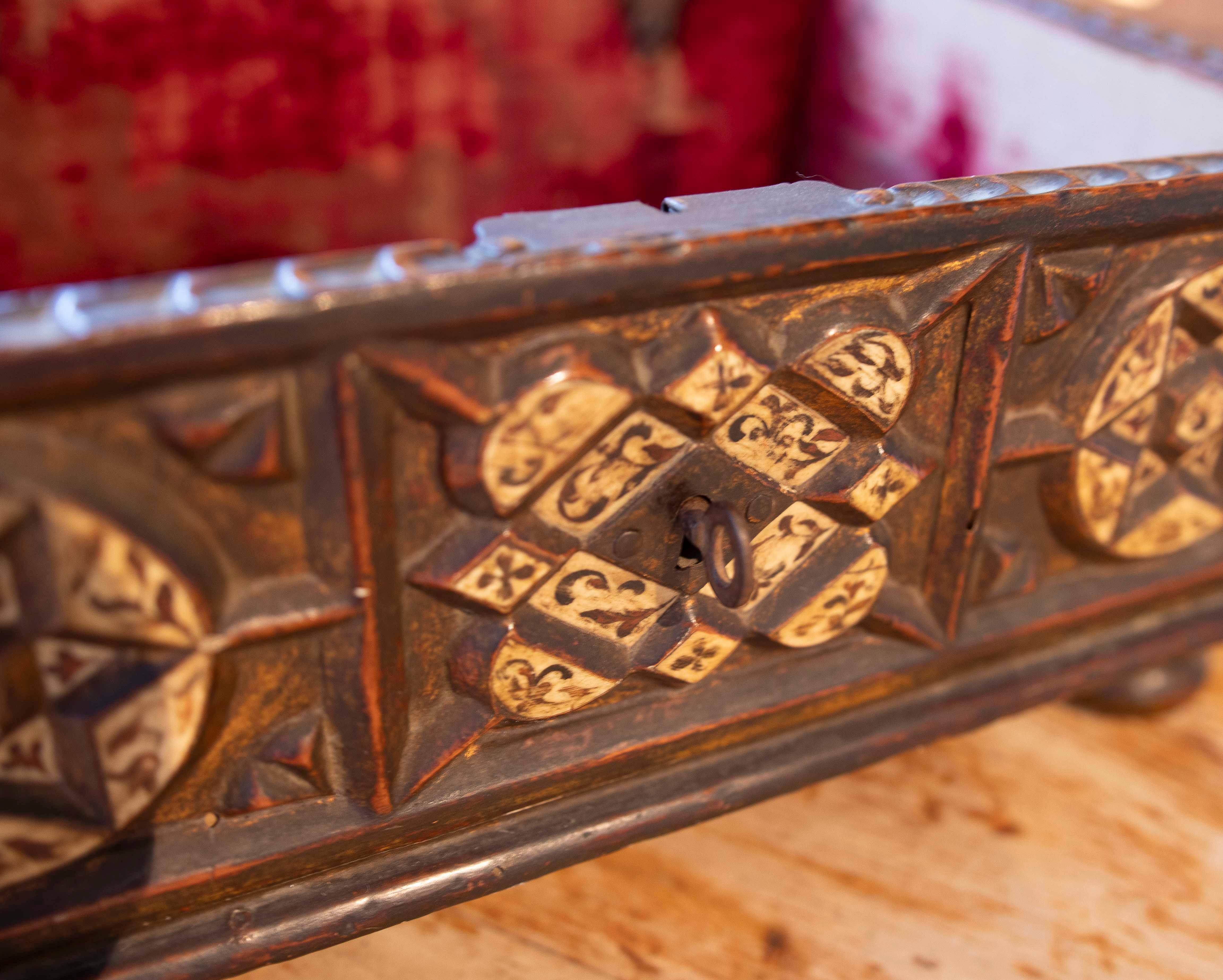 17th Antique Aragonese Carved Wooden Box with Geometric Inlays For Sale 6