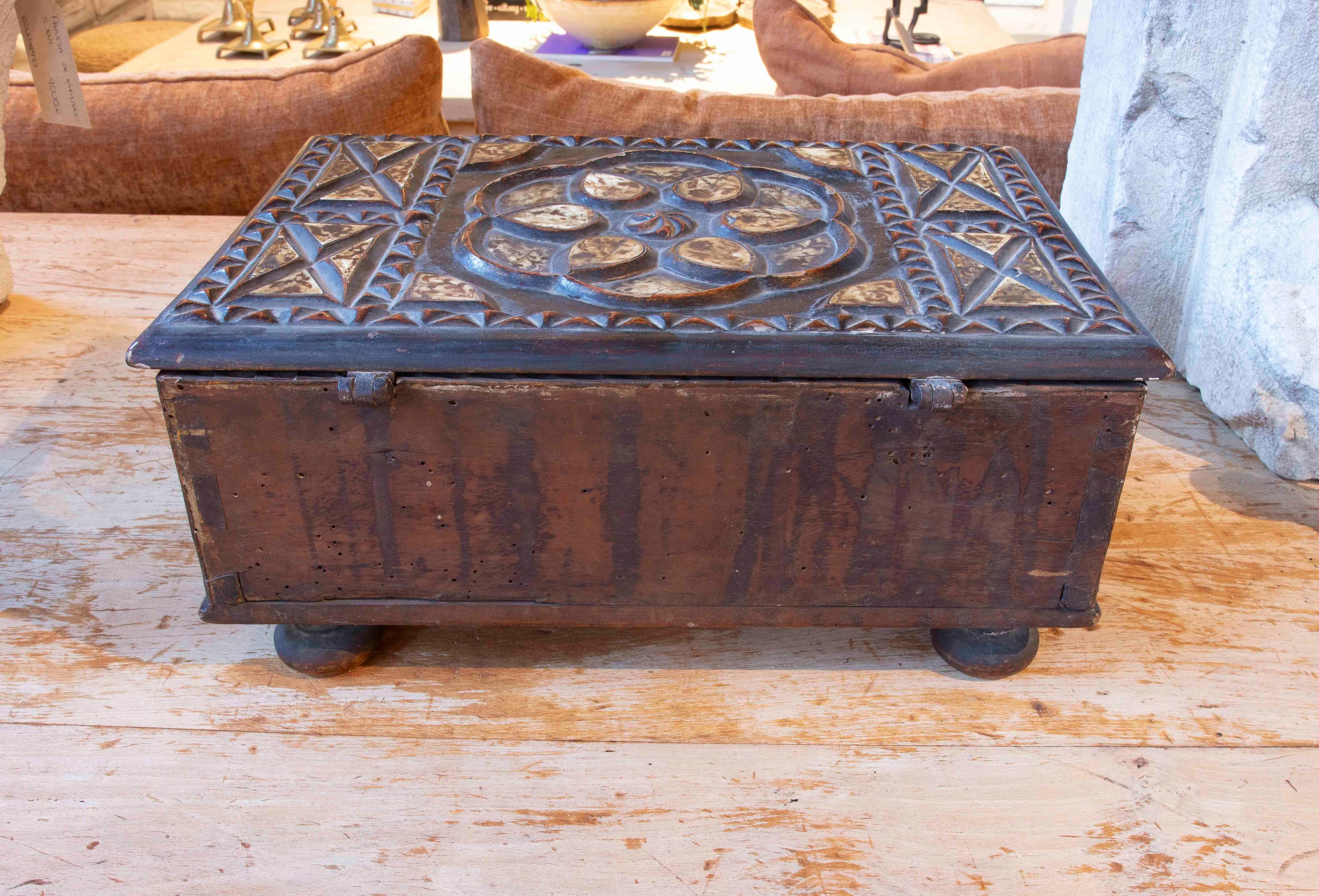 17th Antique Aragonese Carved Wooden Box with Geometric Inlays For Sale 10