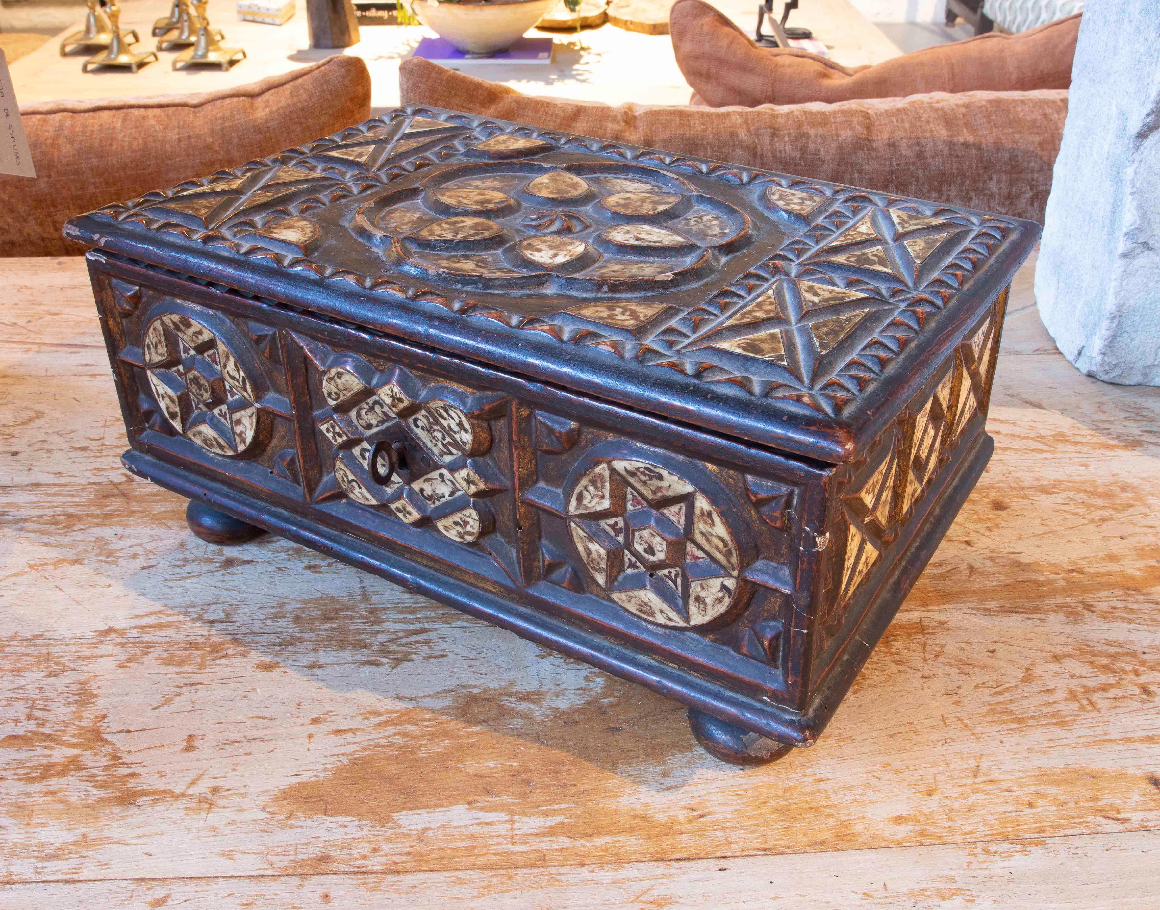 Spanish 17th Antique Aragonese Carved Wooden Box with Geometric Inlays For Sale
