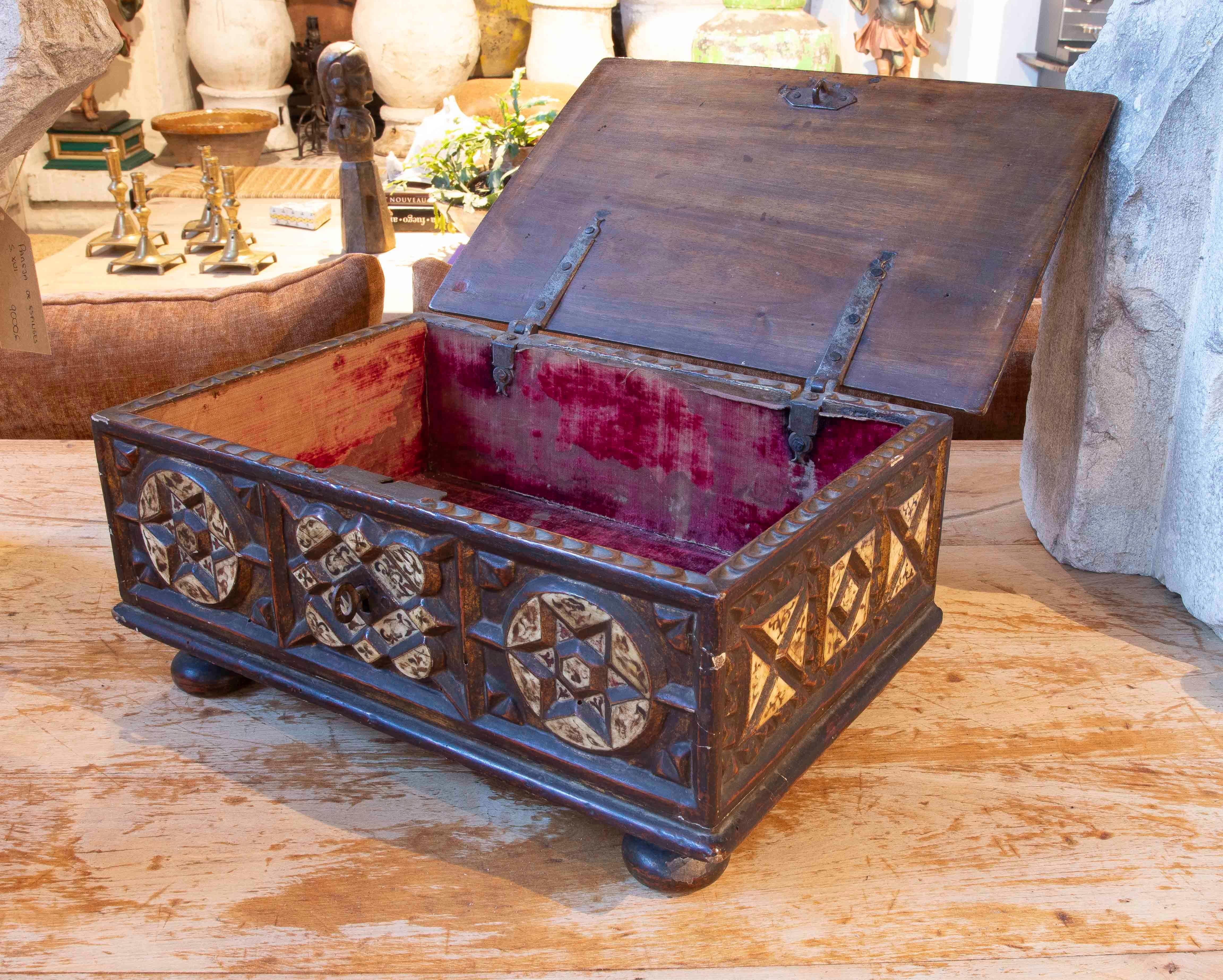 17th Antique Aragonese Carved Wooden Box with Geometric Inlays In Good Condition For Sale In Marbella, ES