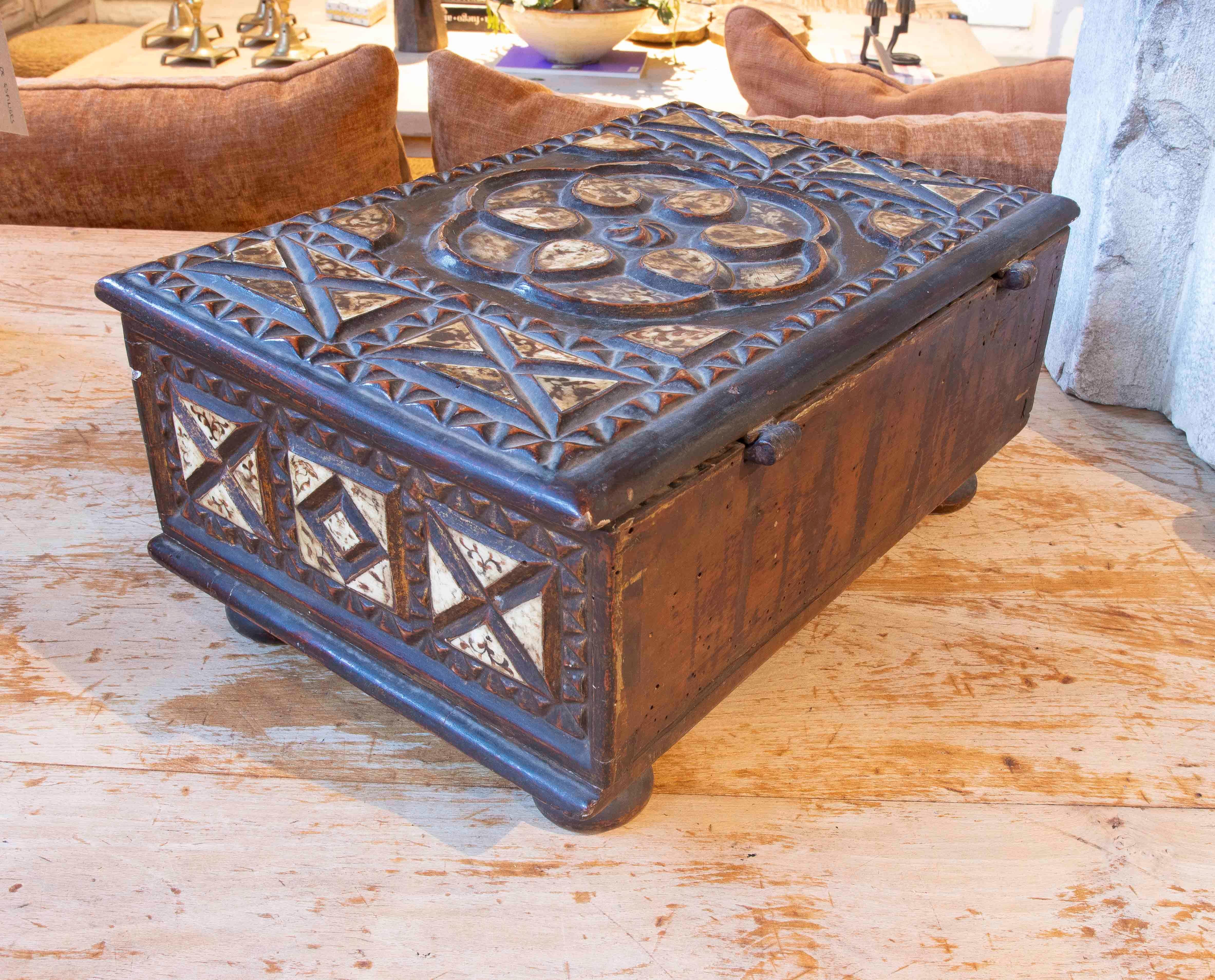 17th Antique Aragonese Carved Wooden Box with Geometric Inlays For Sale 1