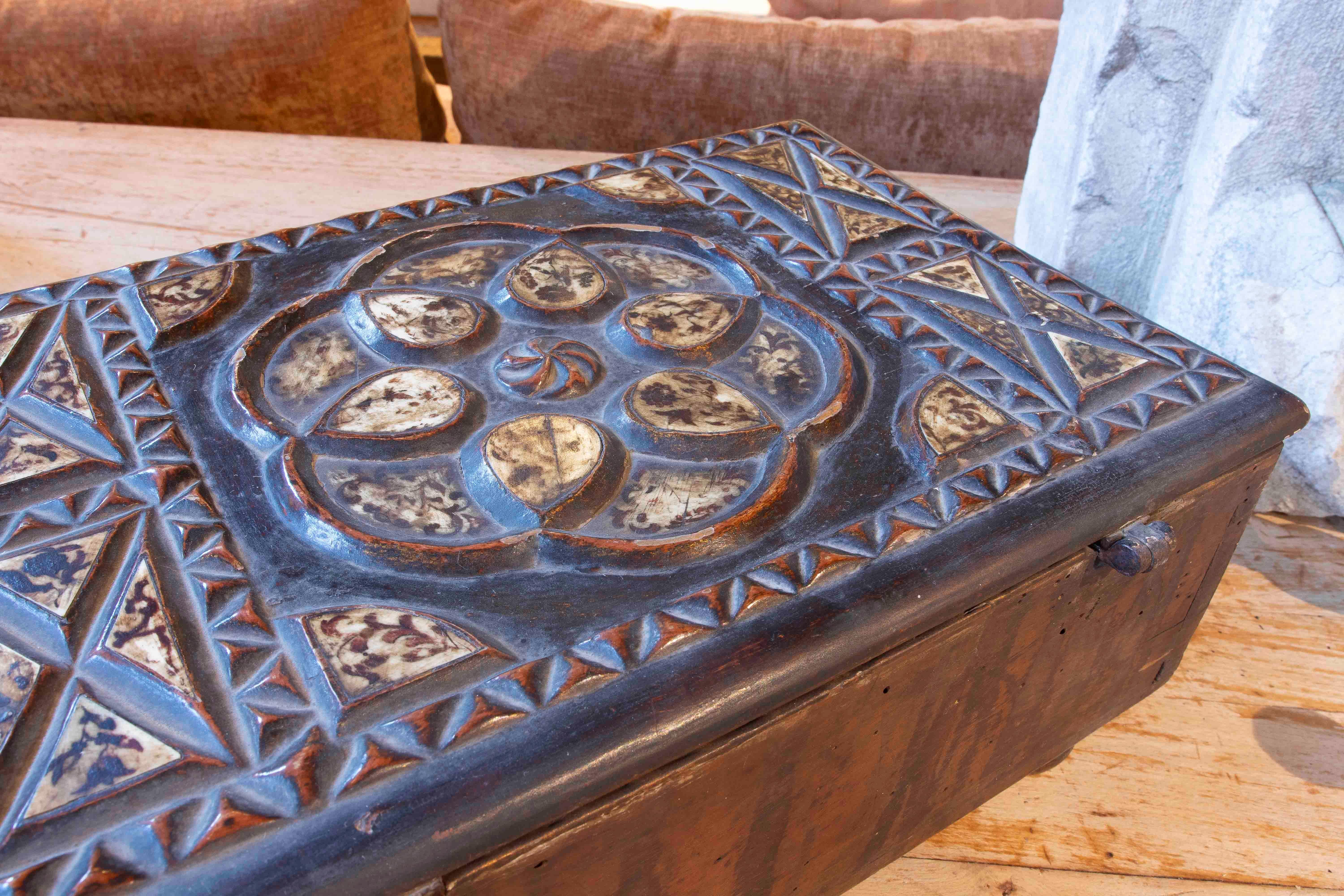 17th Antique Aragonese Carved Wooden Box with Geometric Inlays For Sale 2