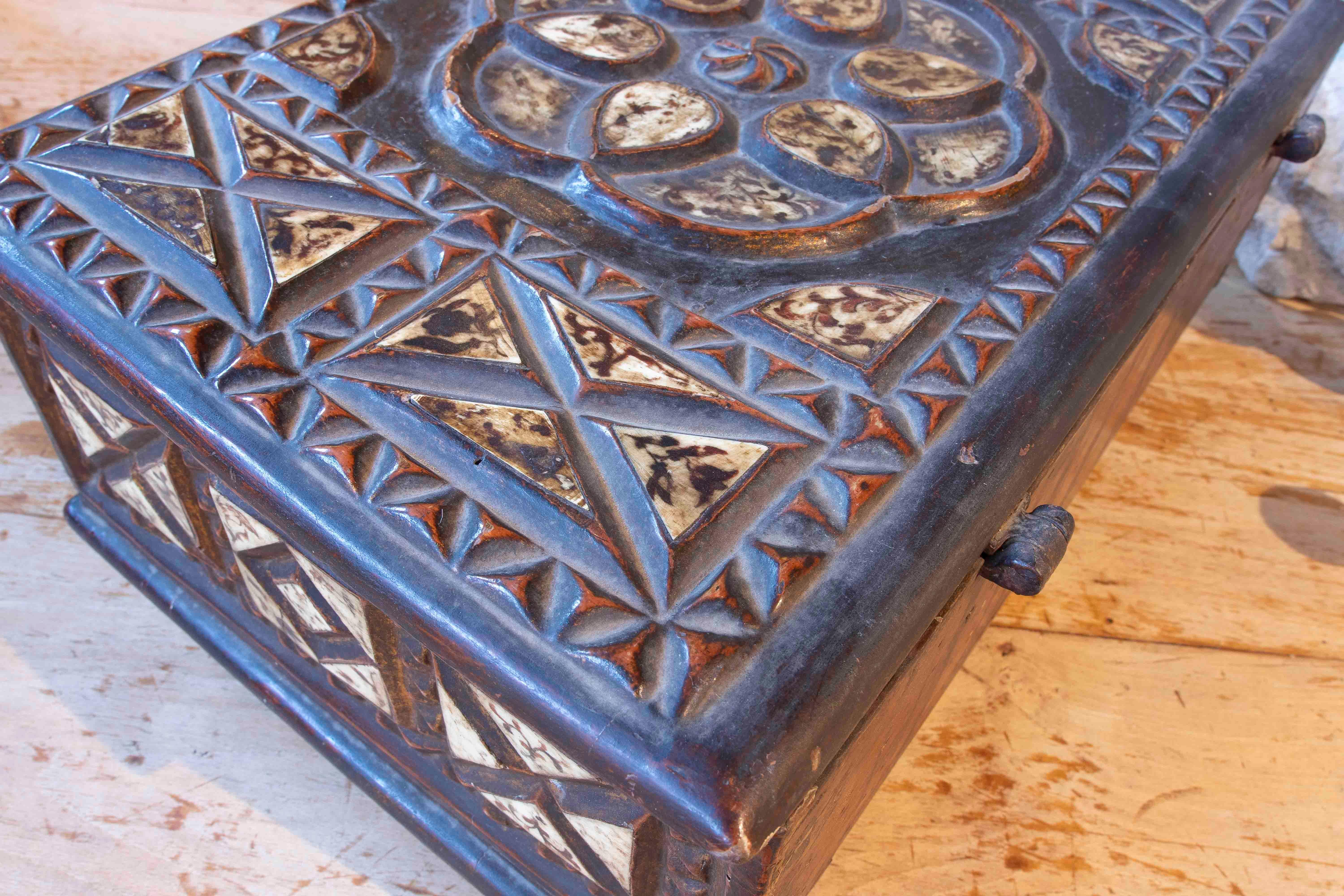 17th Antique Aragonese Carved Wooden Box with Geometric Inlays For Sale 3