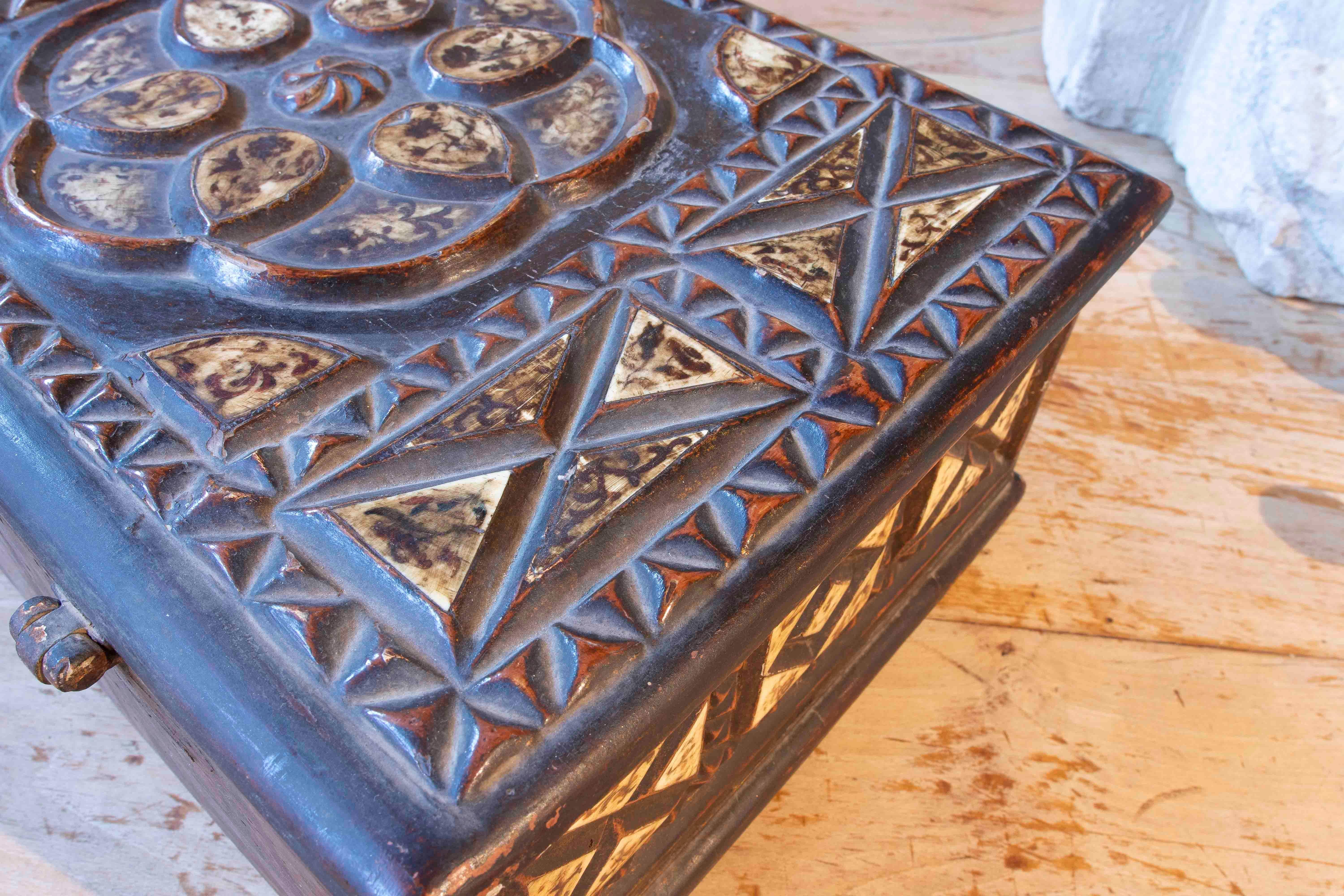 17th Antique Aragonese Carved Wooden Box with Geometric Inlays For Sale 4