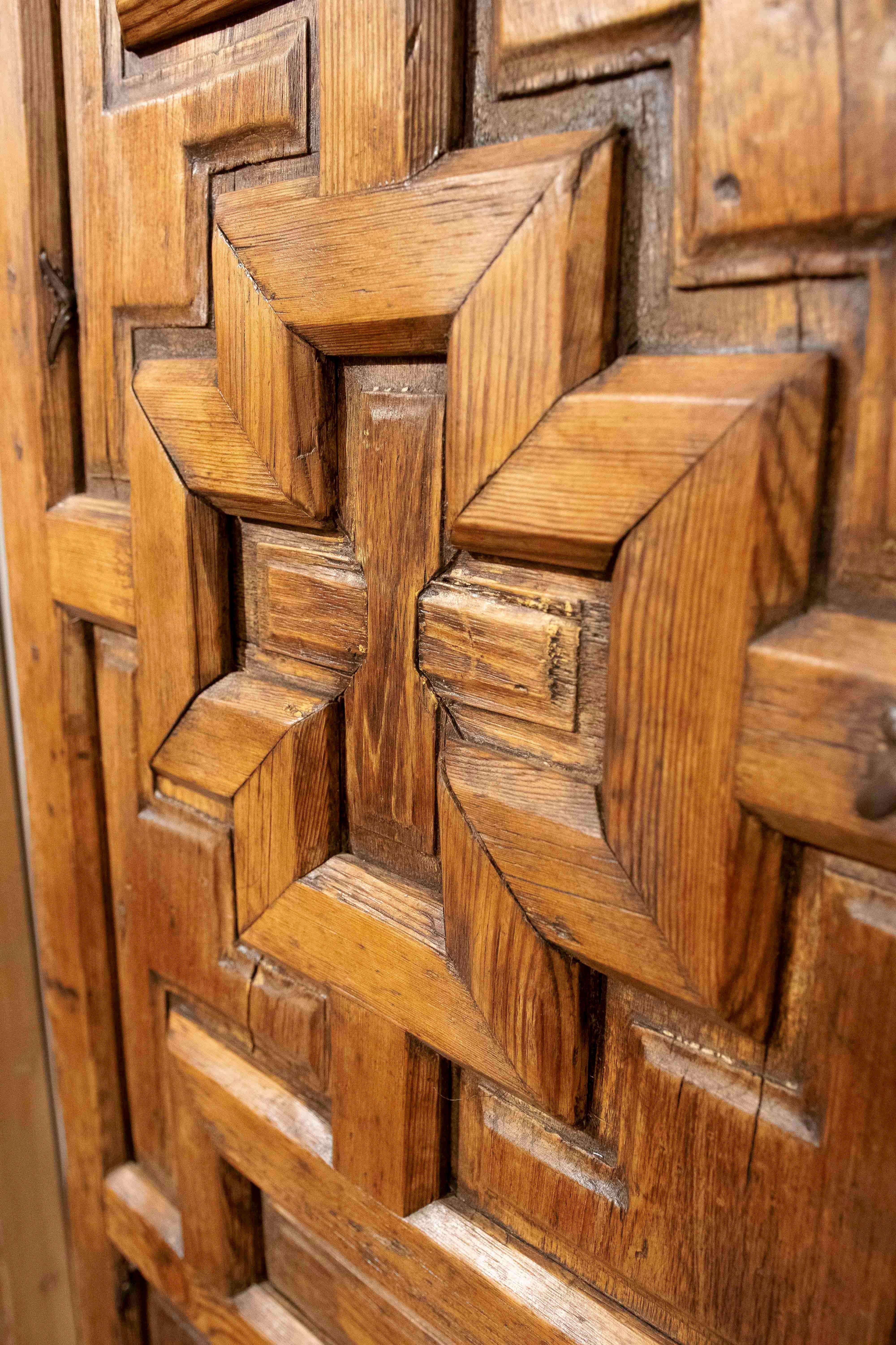 17th Antique Carved Wooden Door with Mudejar Geometric Design For Sale 6