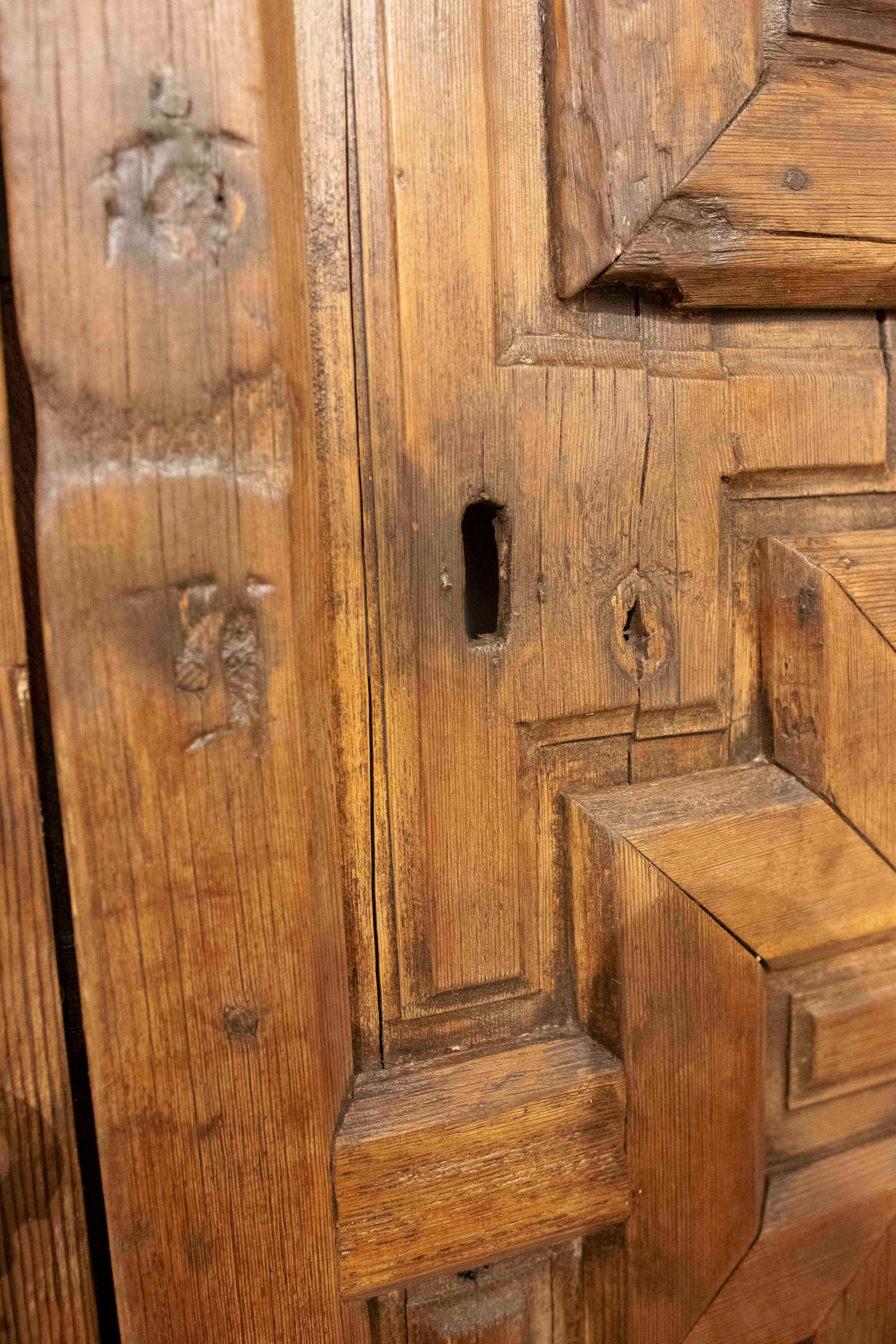 17th Antique Carved Wooden Door with Mudejar Geometric Design For Sale 9