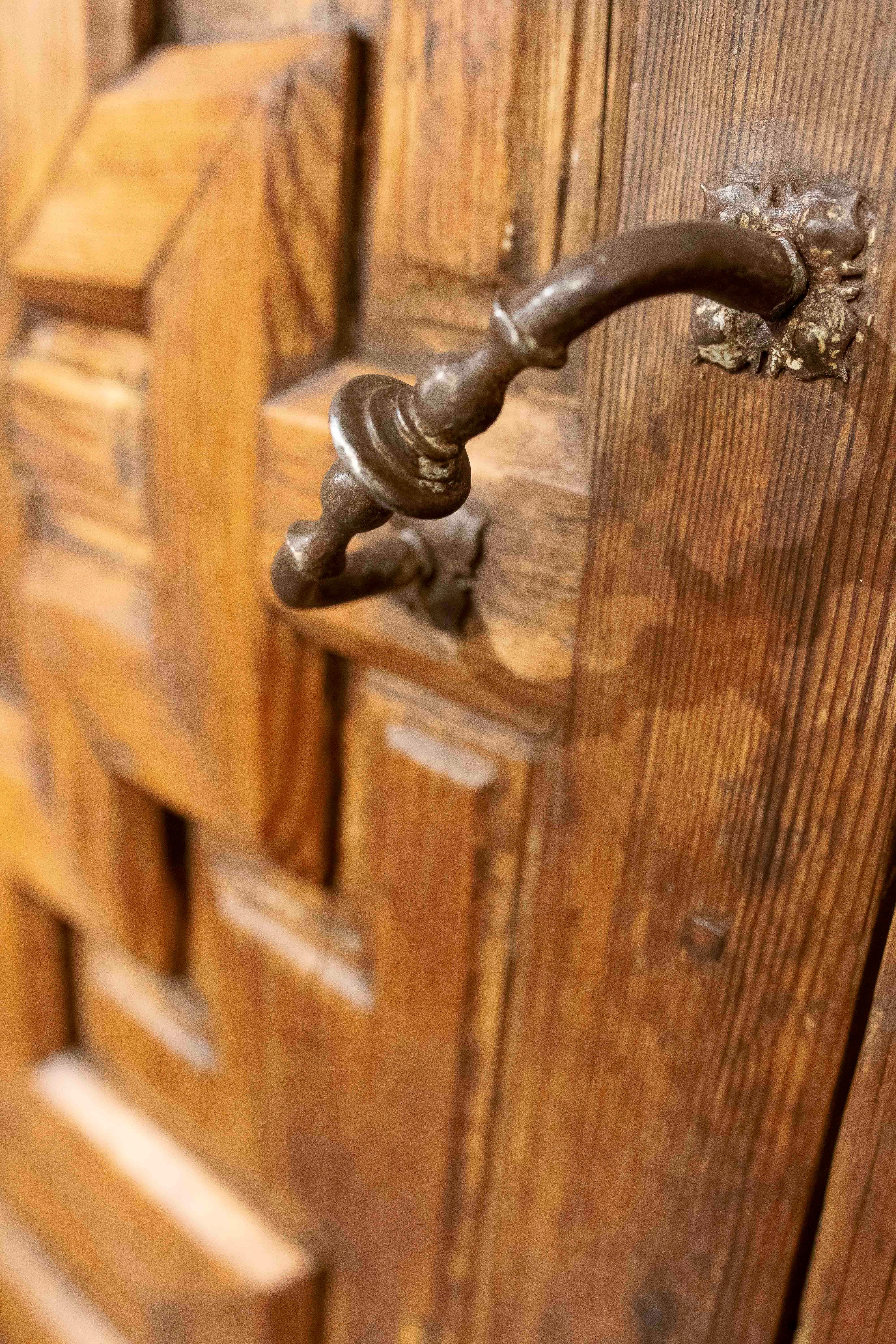 17th Antique Carved Wooden Door with Mudejar Geometric Design In Good Condition For Sale In Marbella, ES