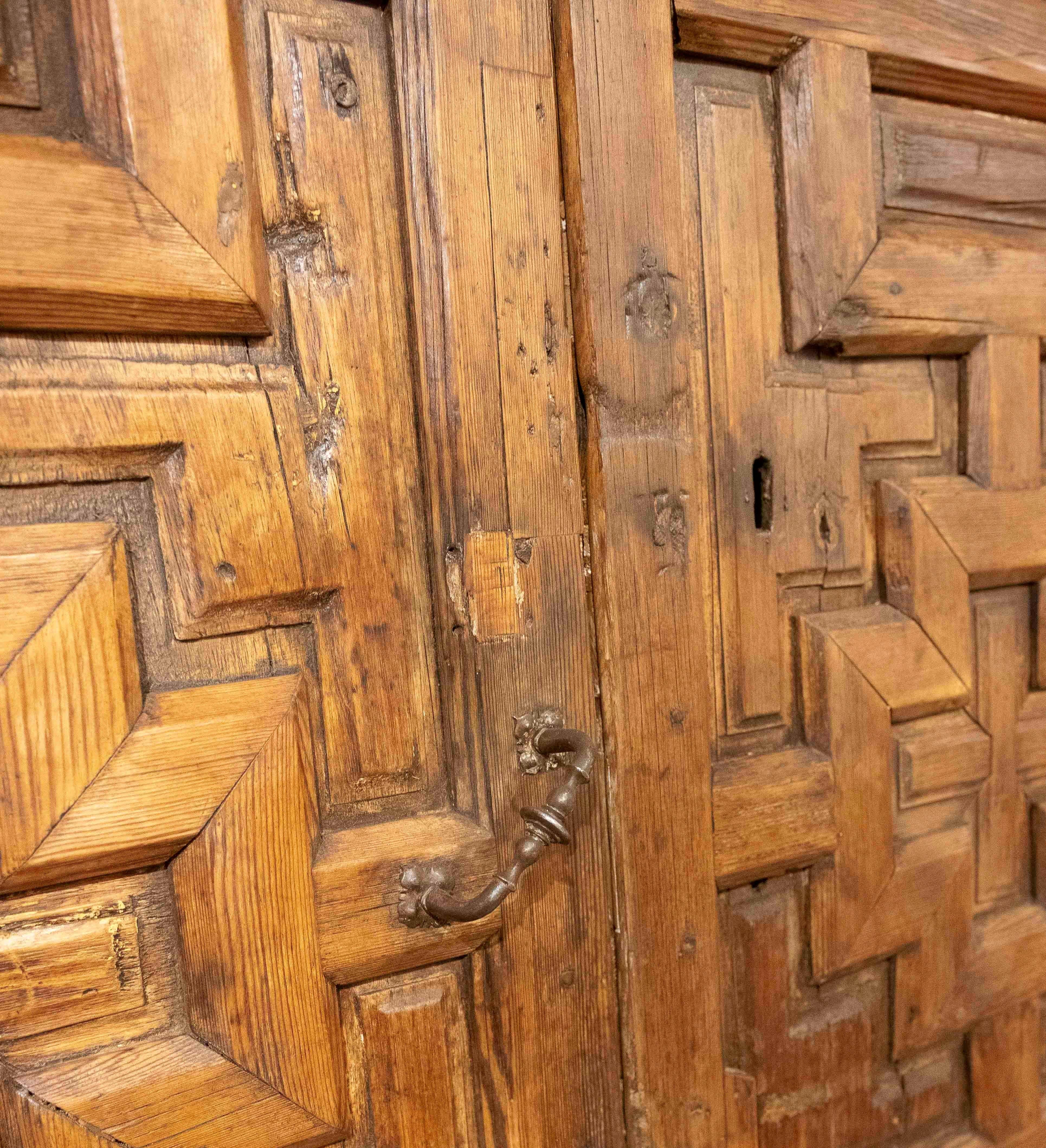 17th Antique Carved Wooden Door with Mudejar Geometric Design For Sale 1
