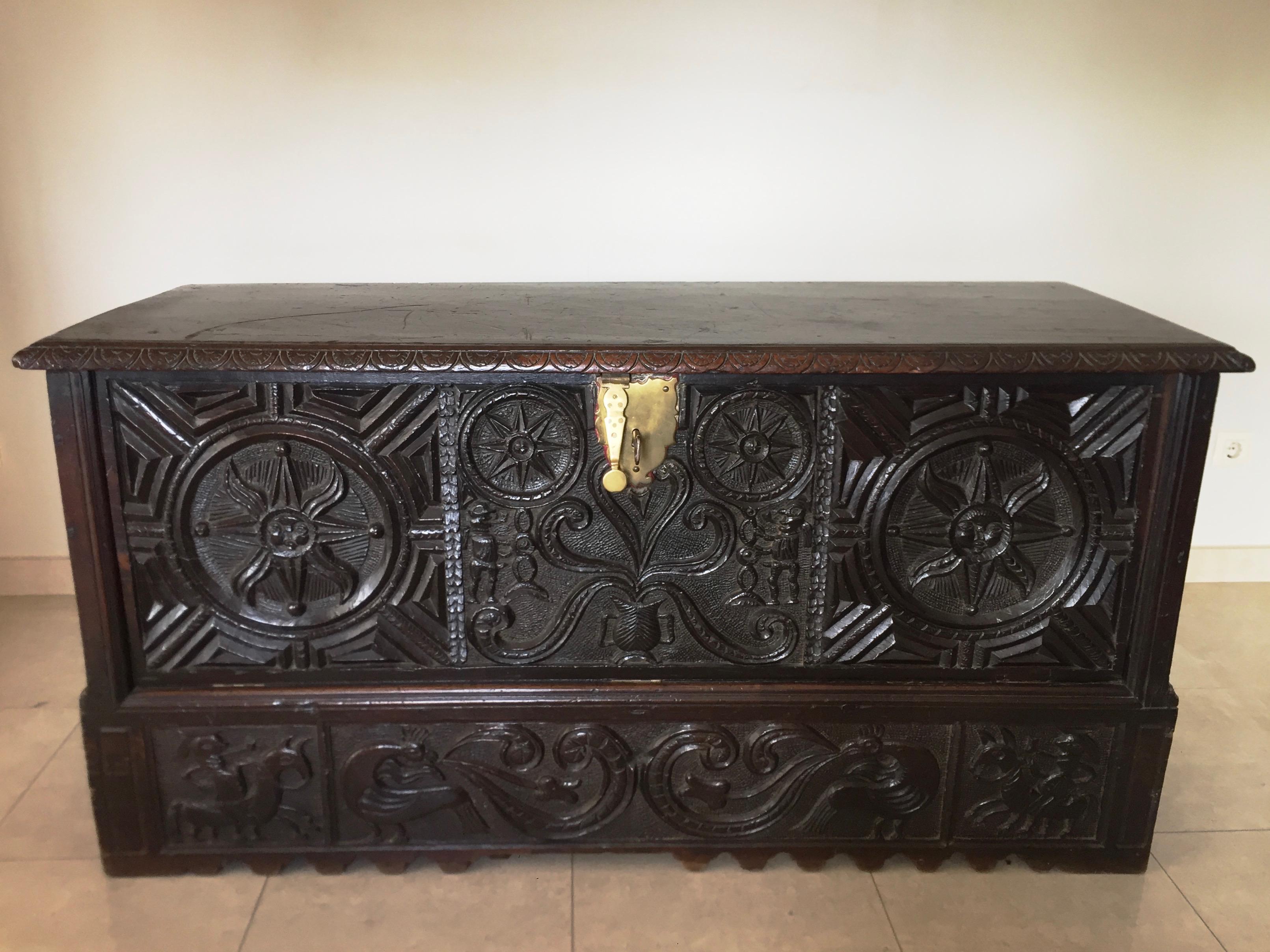 Ancienne commode Basque espagnole sculptée à la main ou « Kutxa ». en vente 9