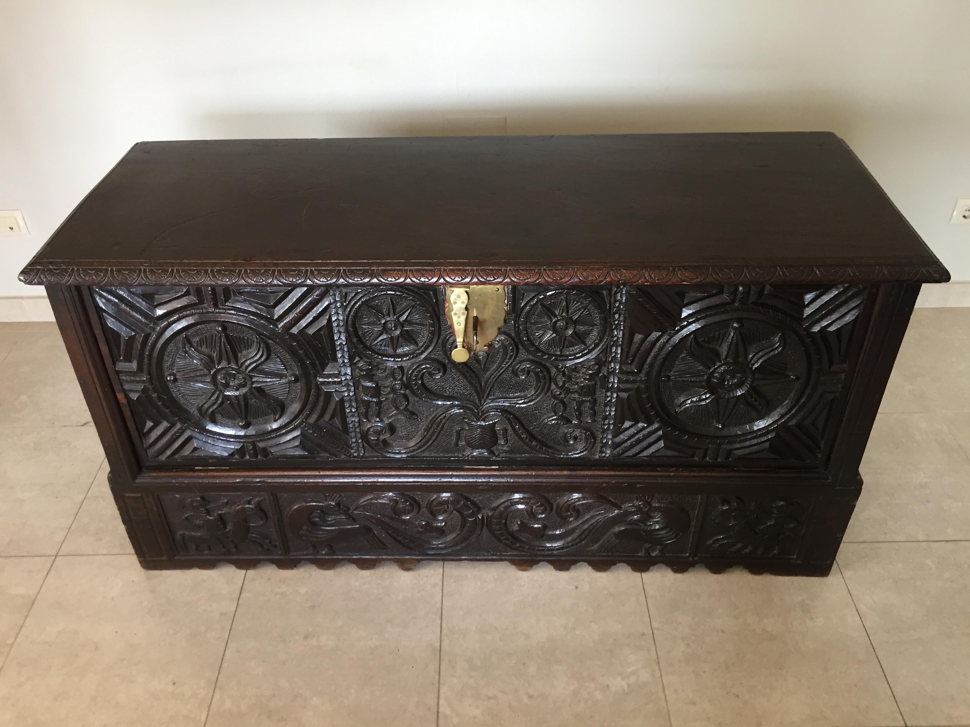Antique and unique hand carved oak “kutxa” (box, in old Basque language) or chest, country Basque, Spain. 19th Century.
The carved decoration, very complex, is concentrated on the front of the piece of furniture. This is divided into six panels