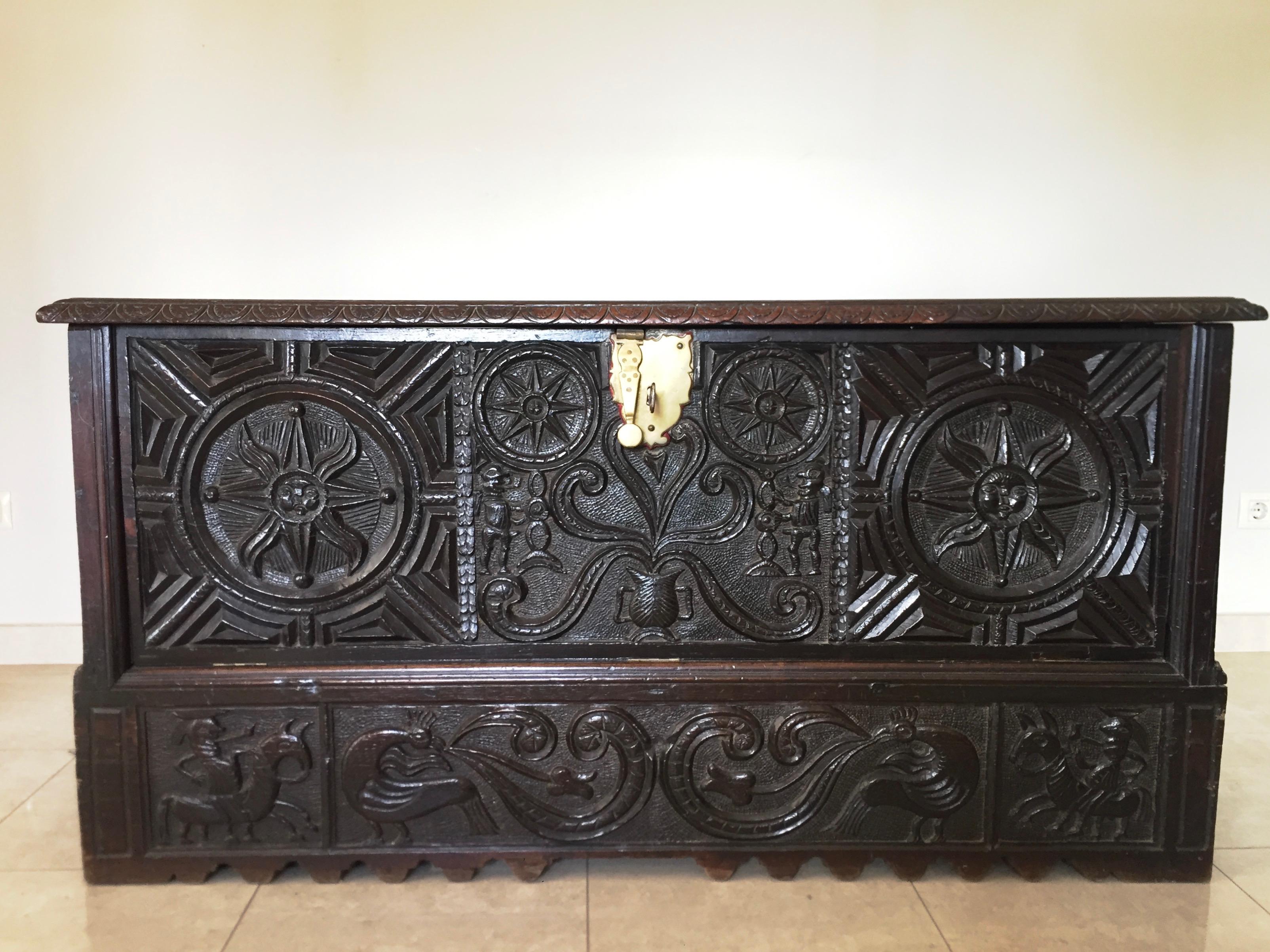 Rustique Ancienne commode Basque espagnole sculptée à la main ou « Kutxa ». en vente