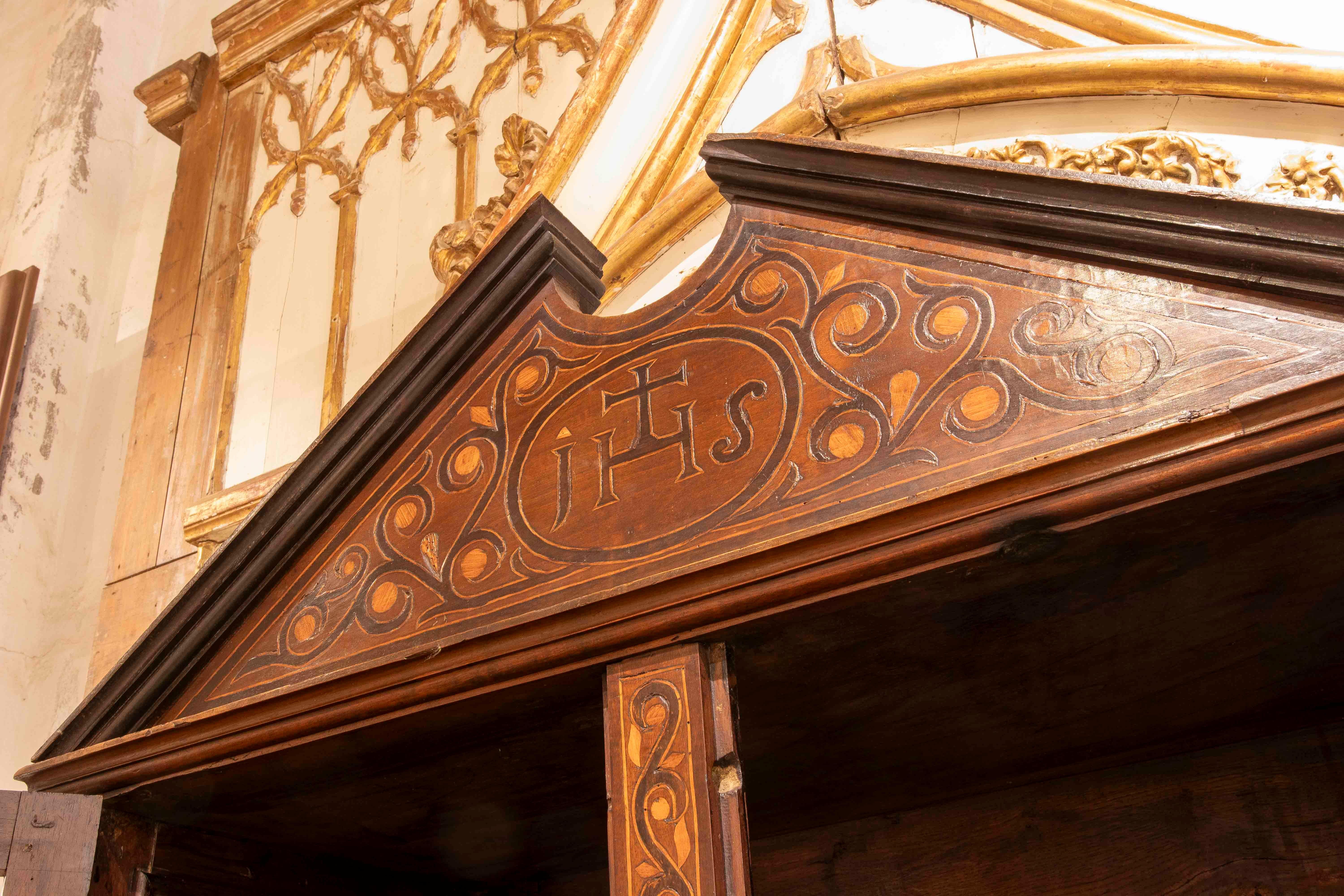 17th Asturian Chest of Drawers Carved in Wood with Antique Fittings and Doors For Sale 7