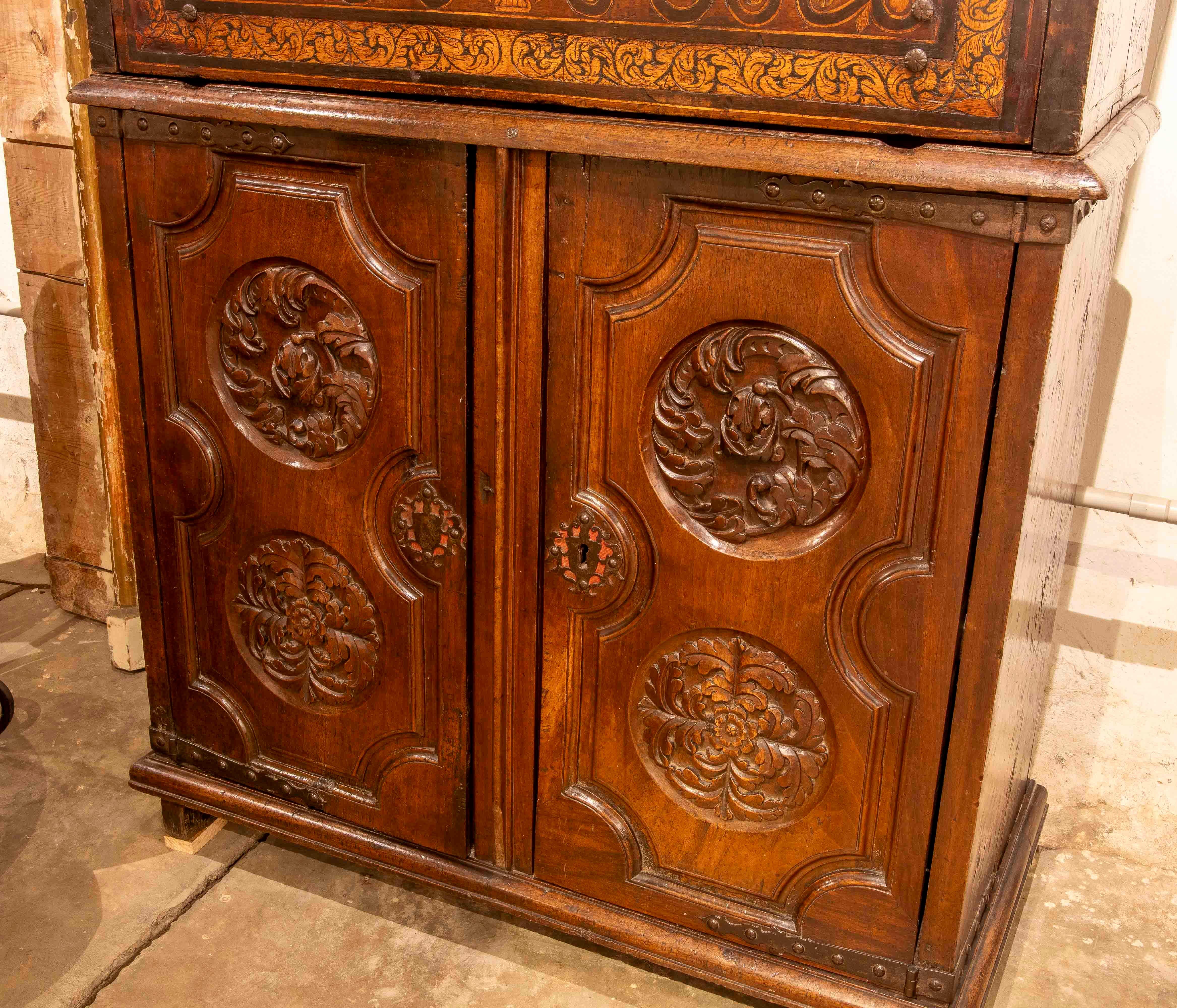 17th Asturian Chest of Drawers Carved in Wood with Antique Fittings and Doors For Sale 8