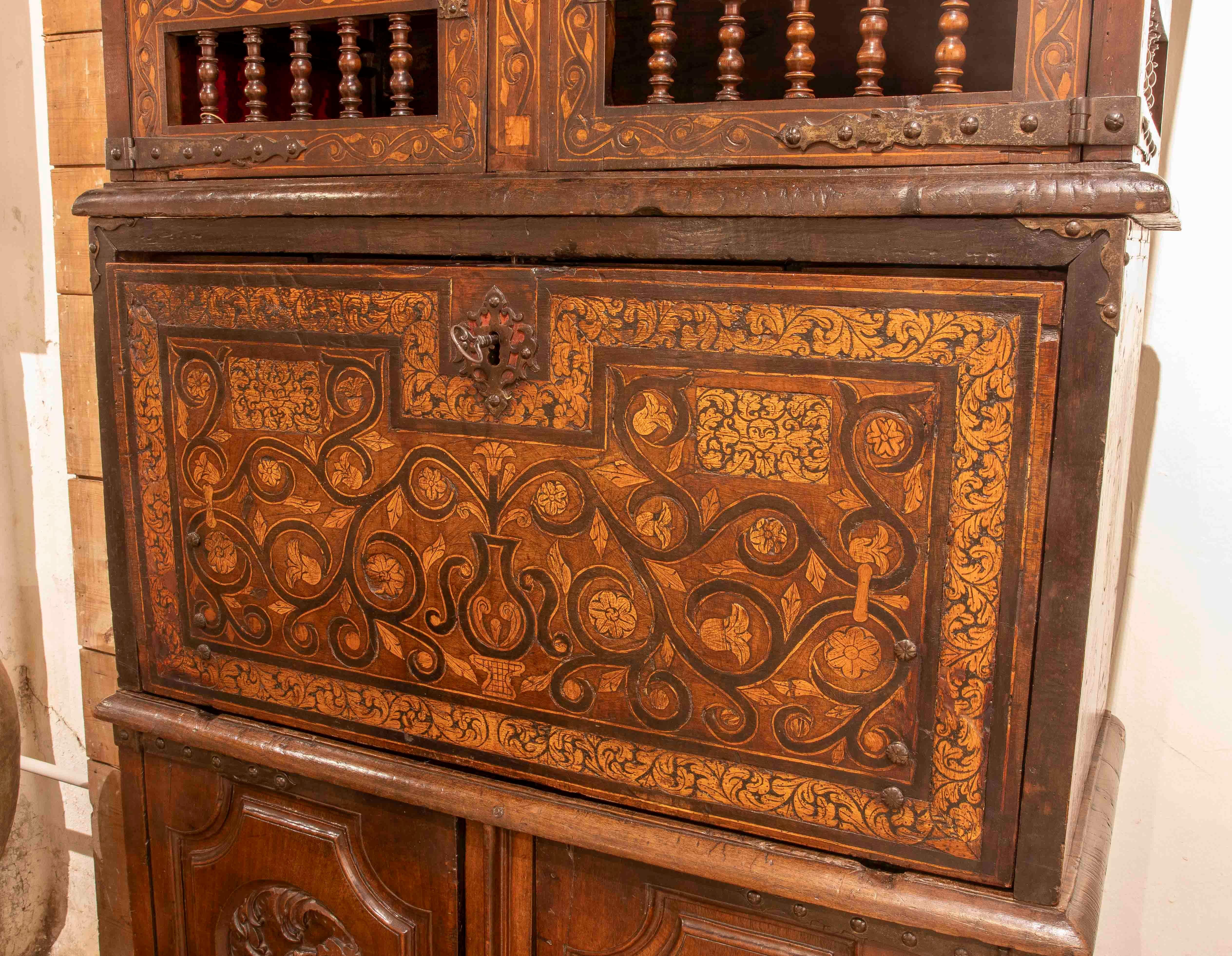 17th Asturian Chest of Drawers Carved in Wood with Antique Fittings and Doors In Good Condition For Sale In Marbella, ES