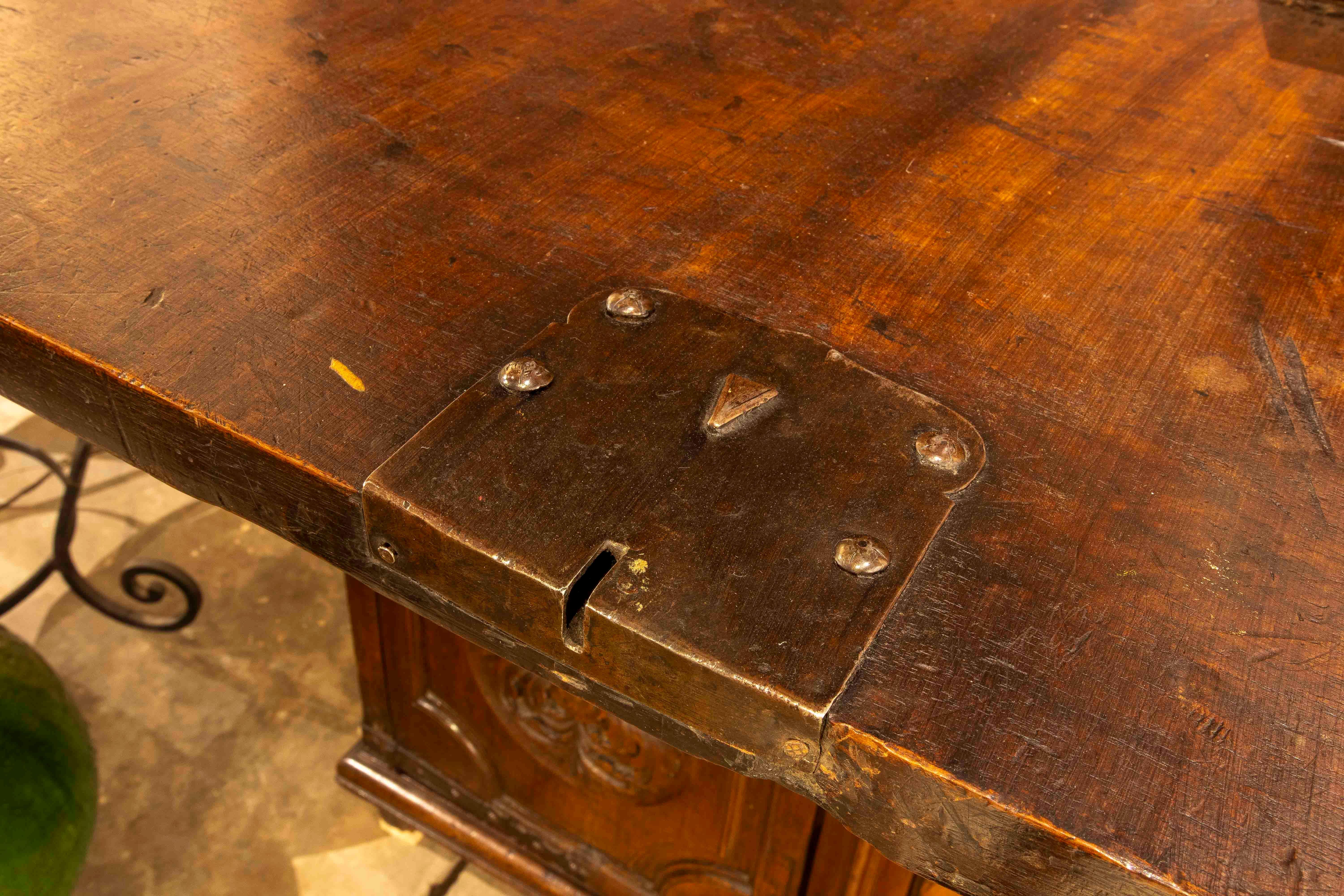 17th Asturian Chest of Drawers Carved in Wood with Antique Fittings and Doors For Sale 4
