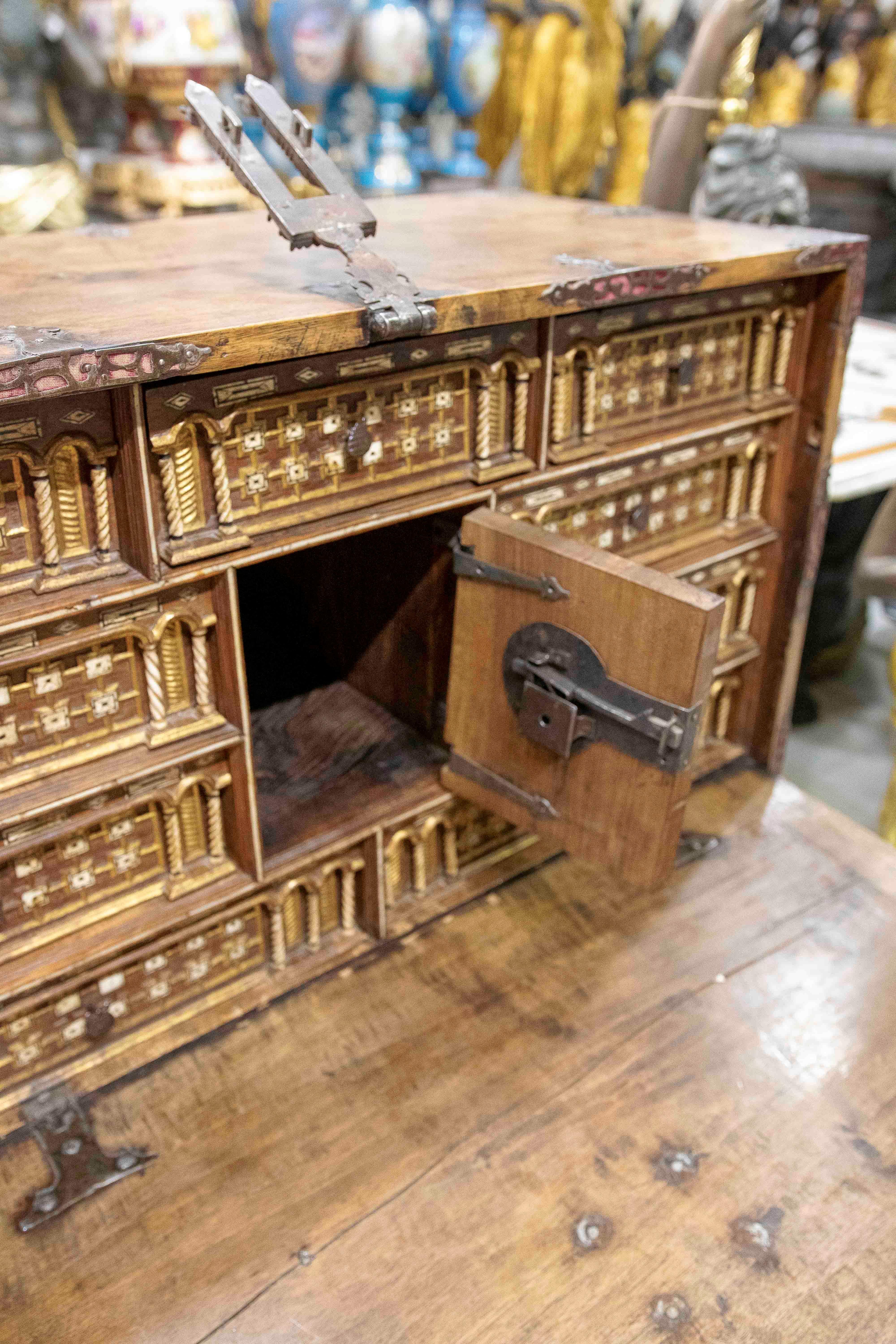 Bargas Bargueño del XVII con Taquilla de Madera Policromada en venta 4