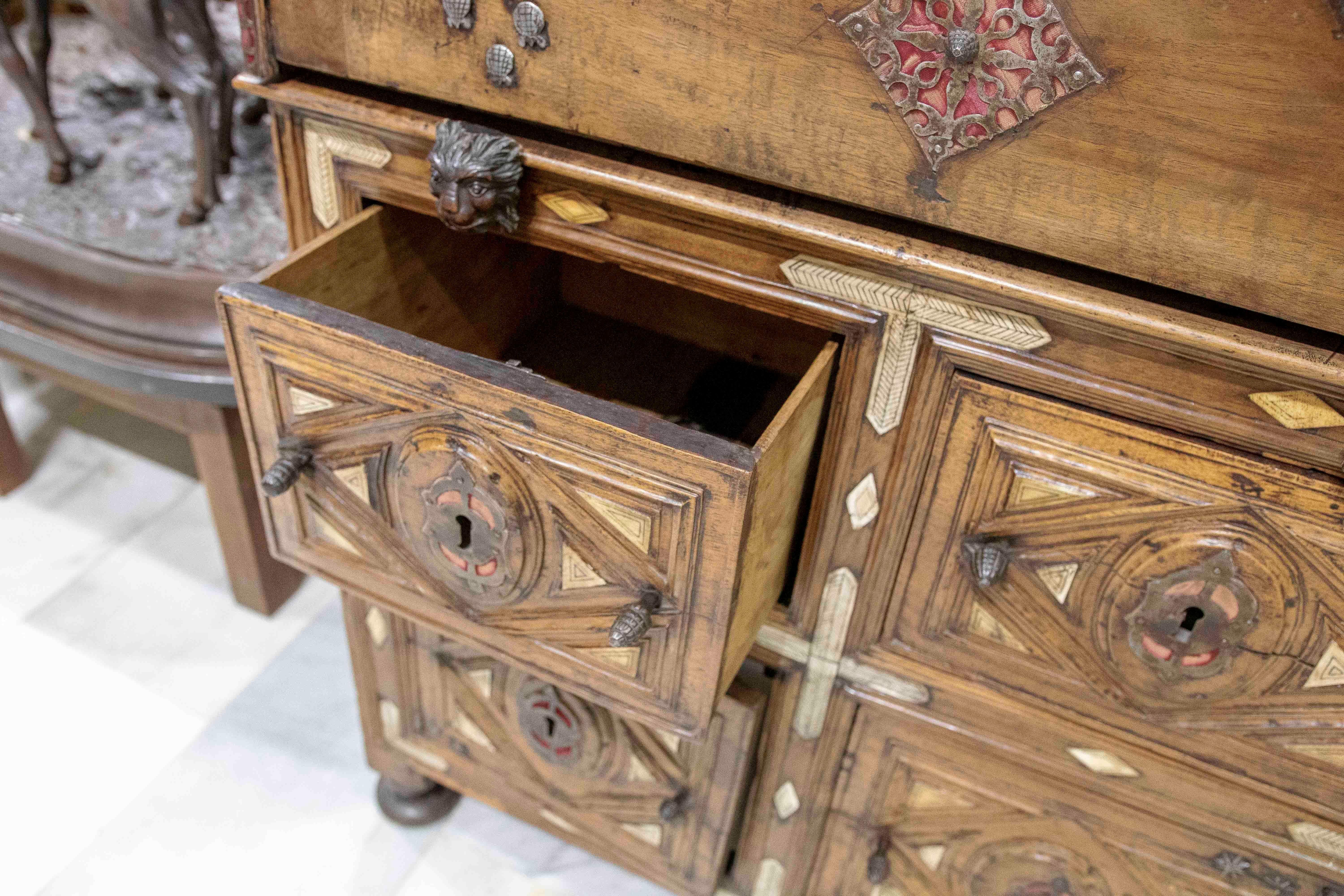 Bargas Bargueño del XVII con Taquilla de Madera Policromada en venta 11