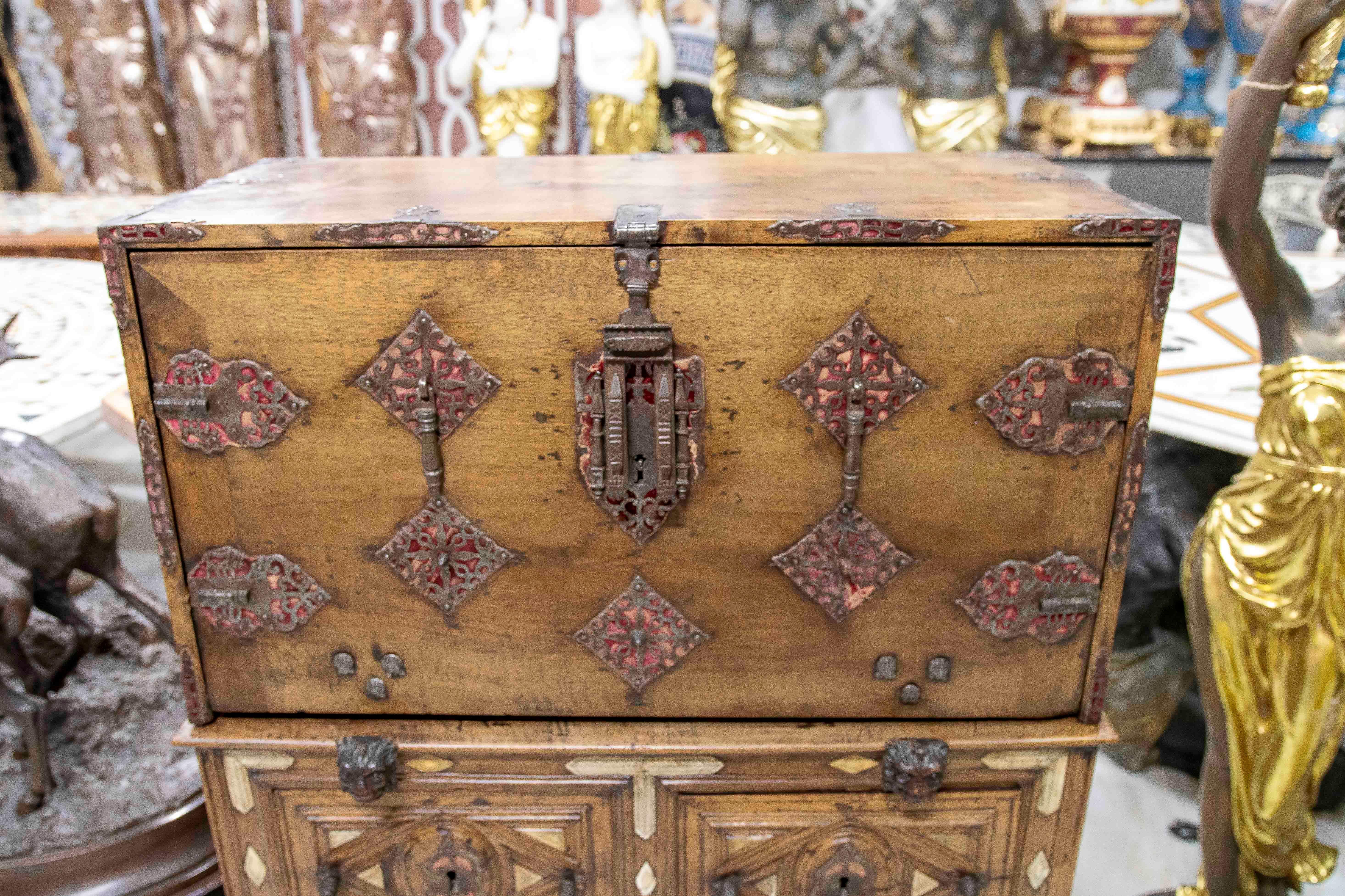 Bargas Bargueño del XVII con Taquilla de Madera Policromada Español en venta