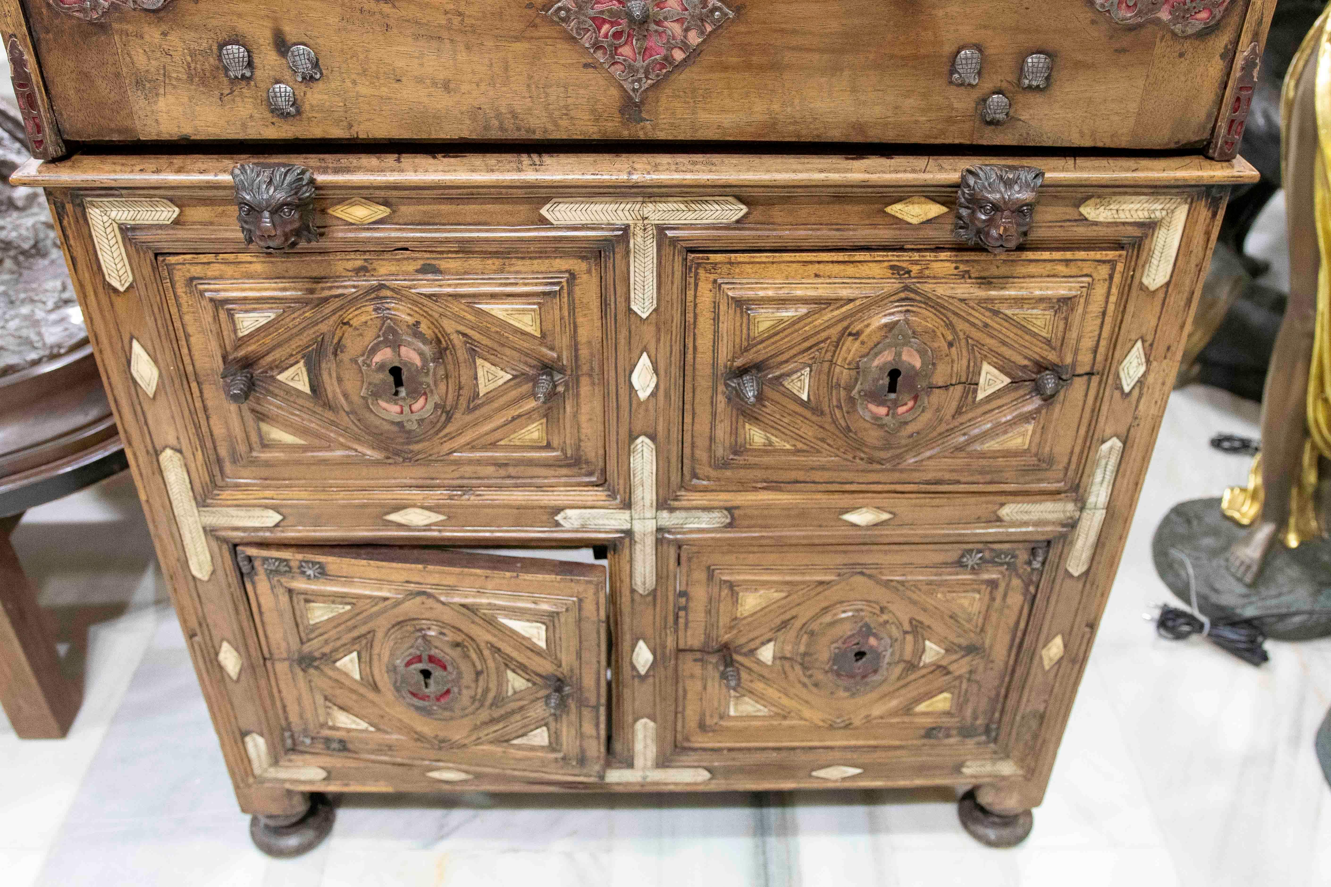 Bargas Bargueño del XVII con Taquilla de Madera Policromada Incrustación en venta
