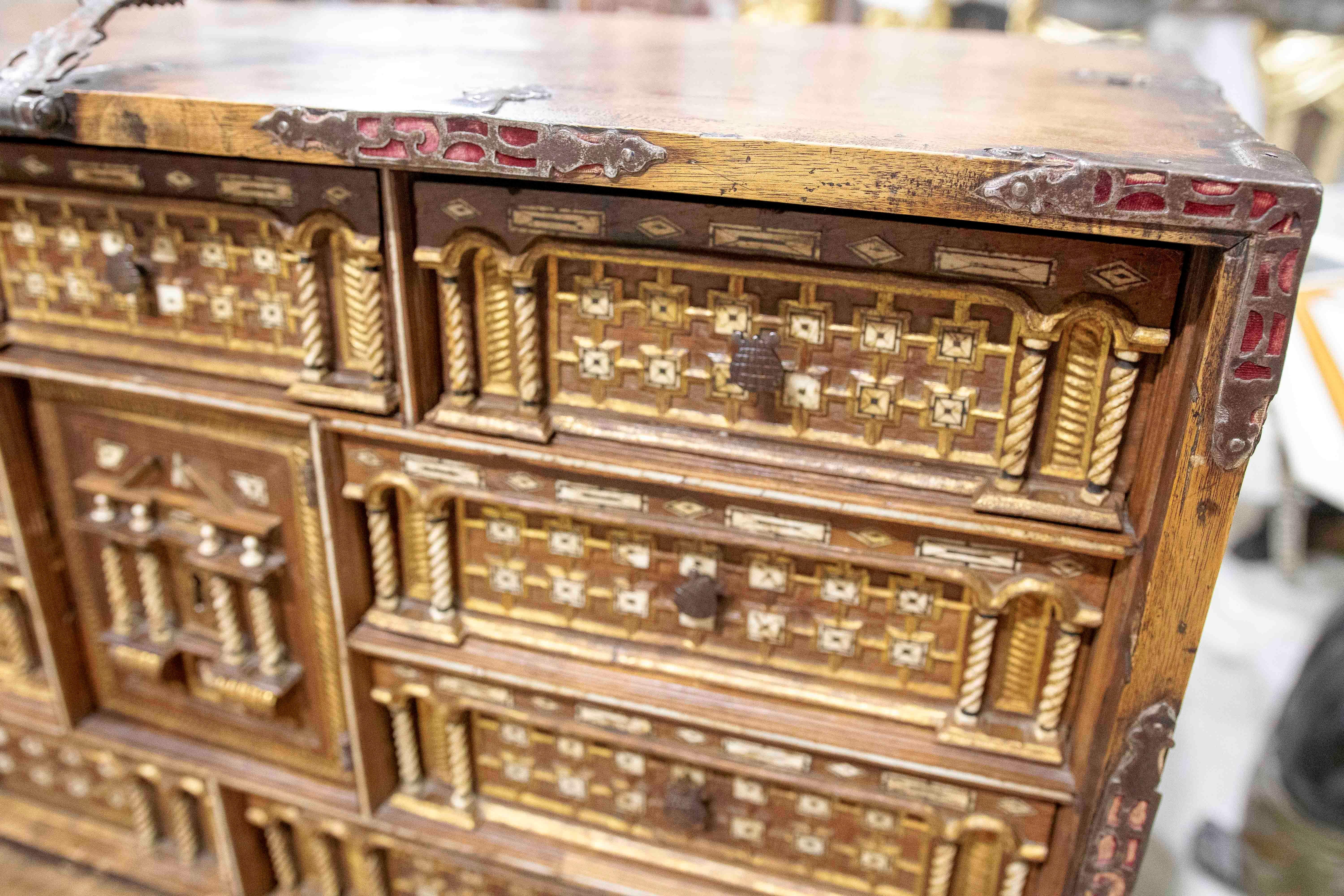 Bargas Bargueño del XVII con Taquilla de Madera Policromada en venta 3
