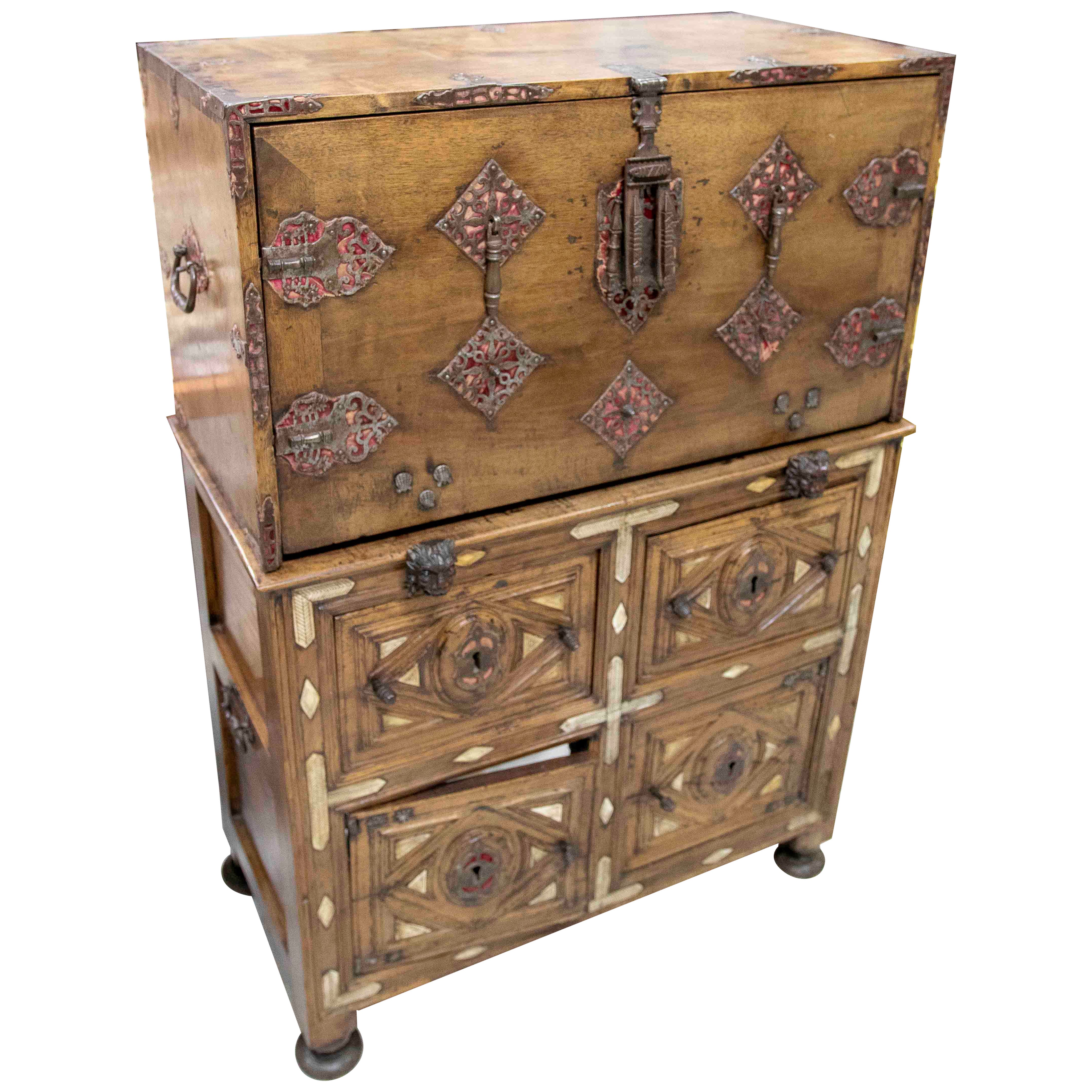 Bargas du 17e siècle avec un casier en bois polychrome en vente