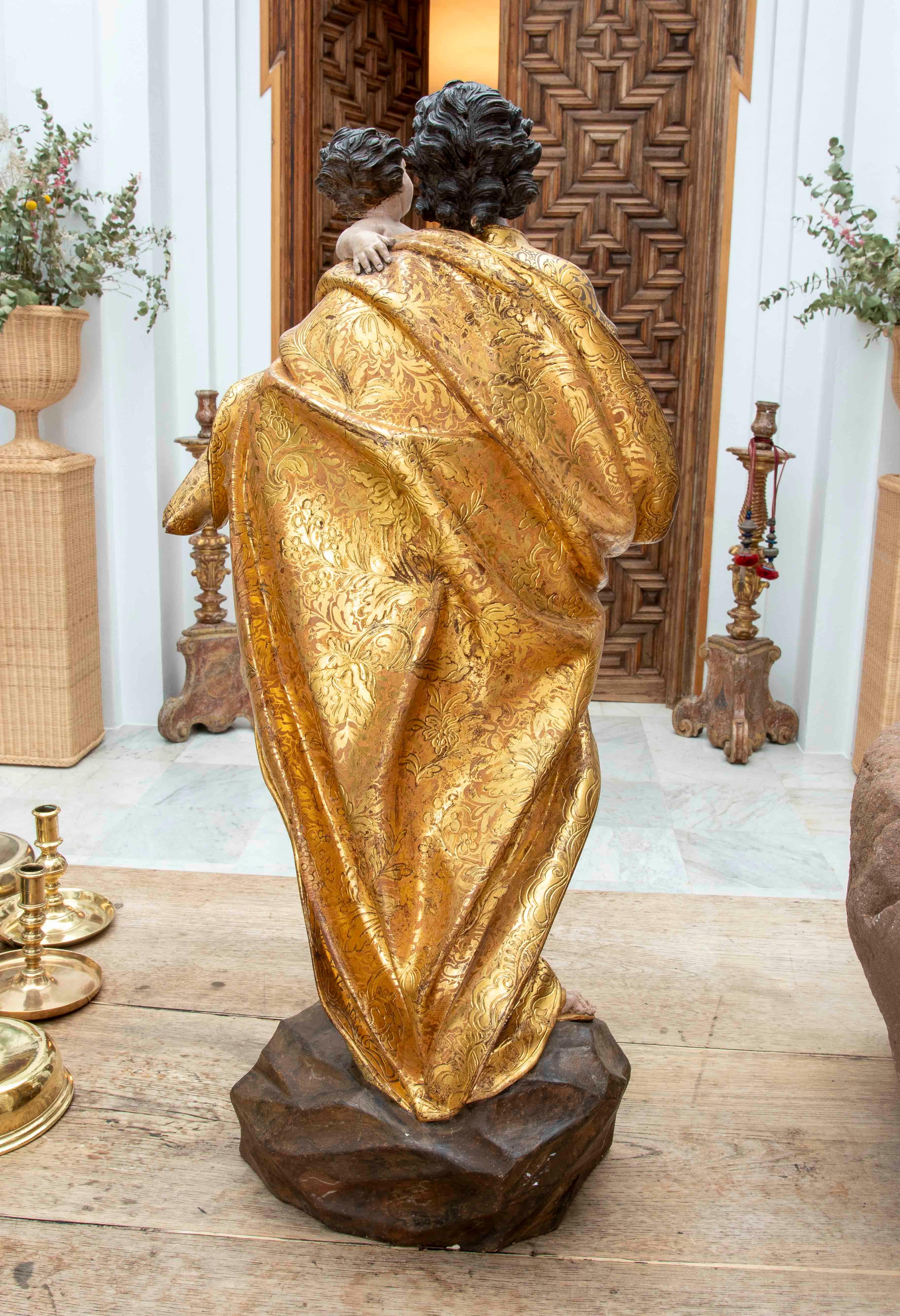 17th Baroque Sculpture of Saint Joseph & the Child, Polychrome & Gilded Carving In Good Condition For Sale In Marbella, ES
