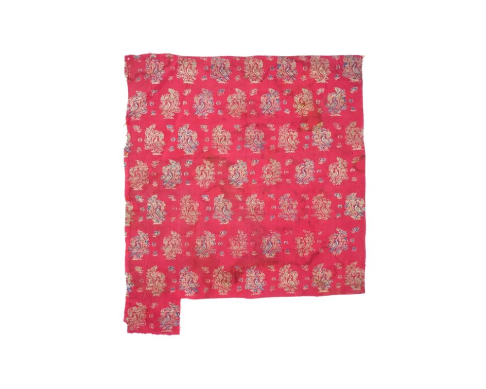 Ancien textile rouge brodé à la main de la dynastie perse iranienne Safavide. Le textile est orné de motifs floraux et d'oiseaux tissés à la main. Circa : 17ème siècle. L'Iran safavide ou la Perse safavide, également appelé l'Empire safavide, est