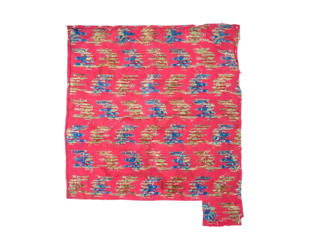 Inconnu Textile rouge persan ancien du 17ème siècle tissé à la main de style safavide en vente