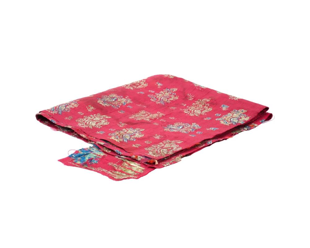 Textile rouge persan ancien du 17ème siècle tissé à la main de style safavide Bon état - En vente à New York, NY