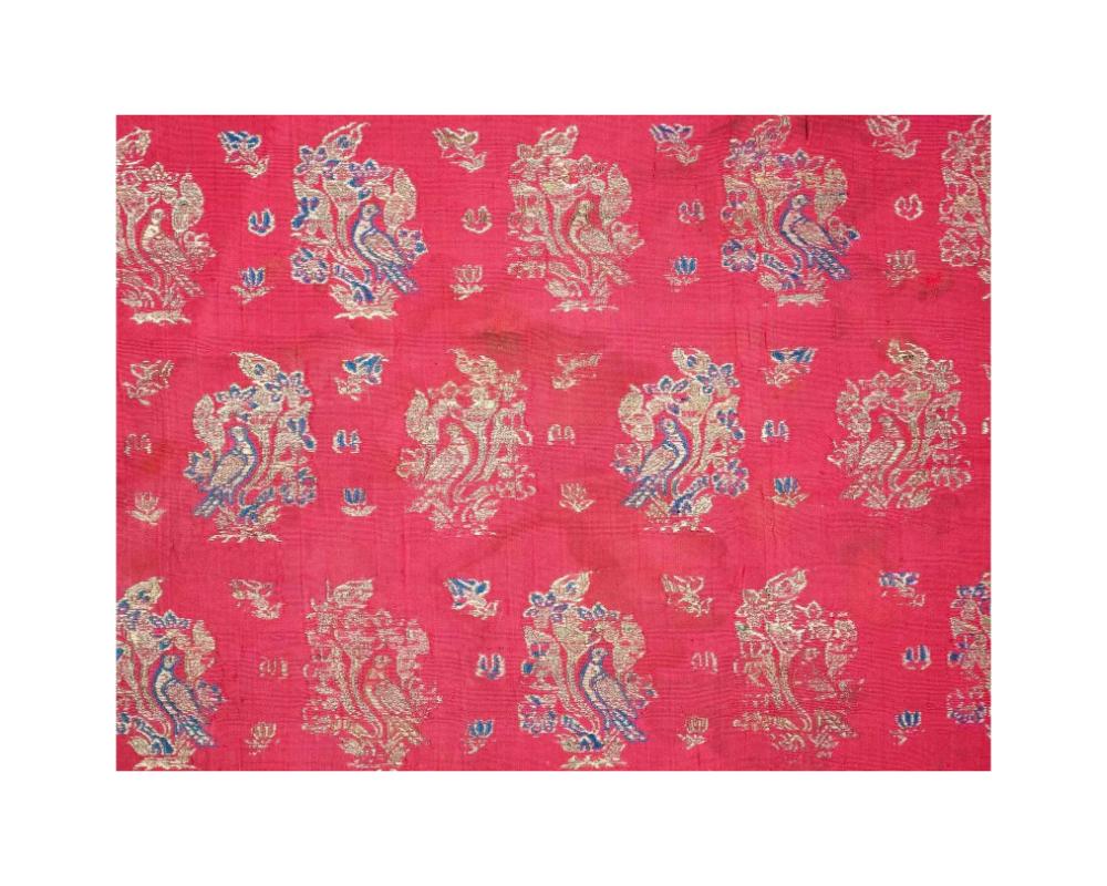 XVIIIe siècle et antérieur Textile rouge persan ancien du 17ème siècle tissé à la main de style safavide en vente